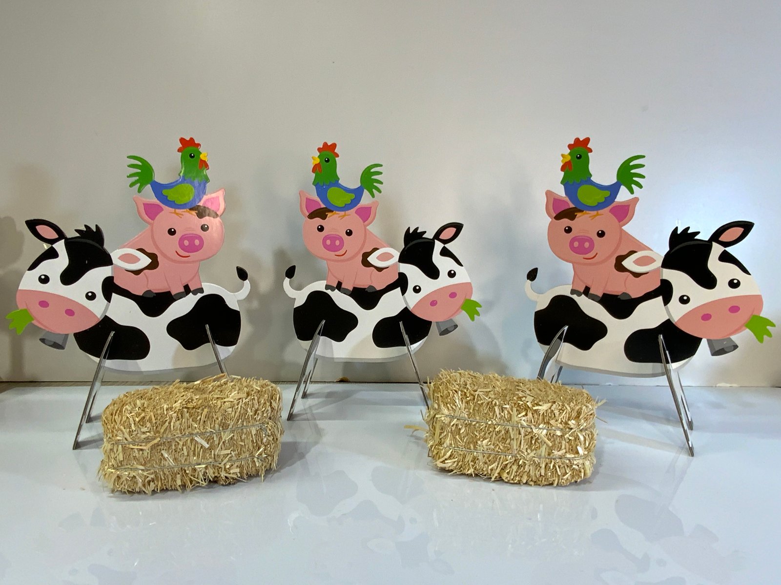 Vaquitas Stands Con Heno (Set Decorativo /3 Vacas+2 Pacas Heno )