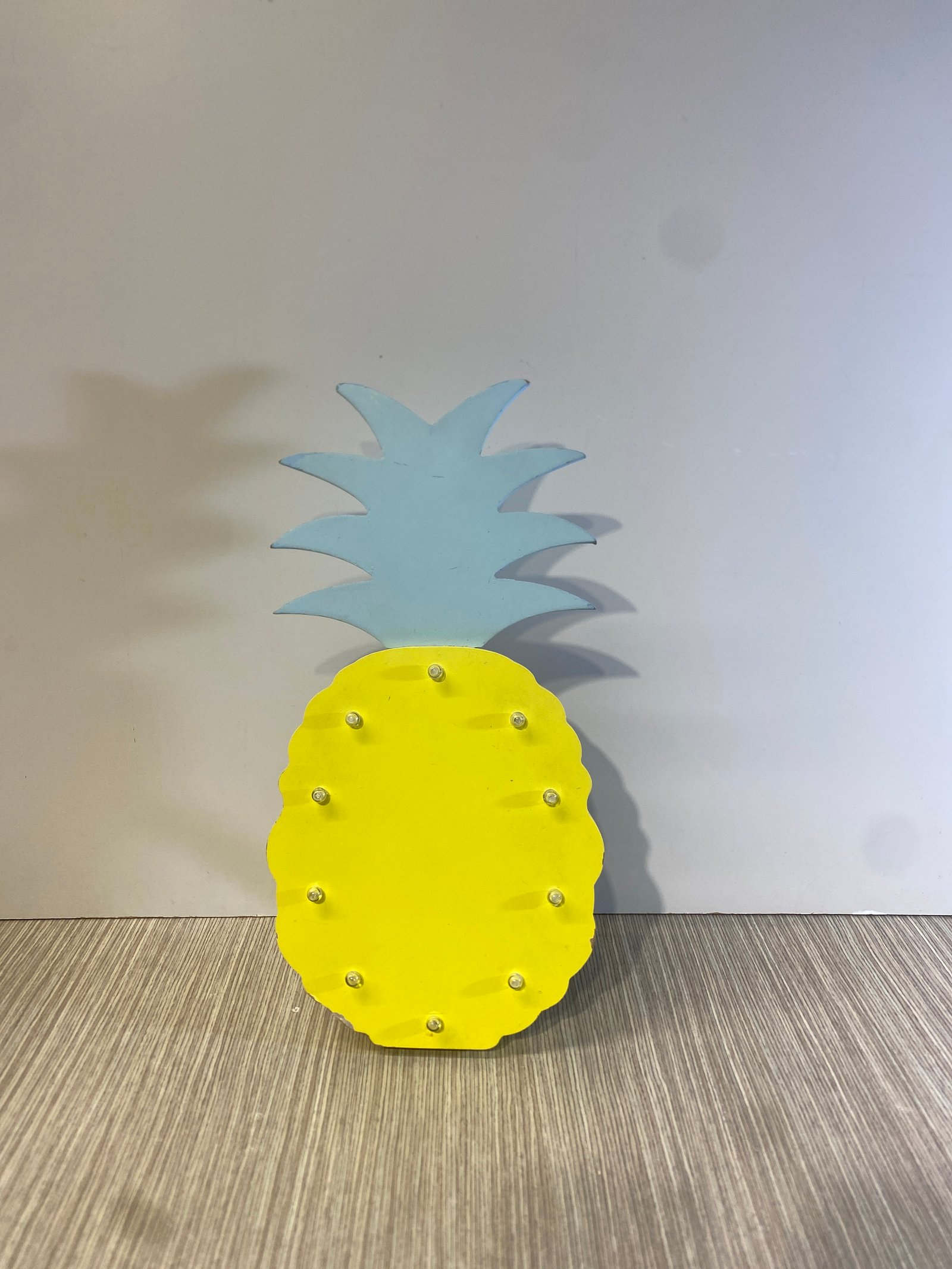 Piña Madera Amarilla Y Azul Con Luz