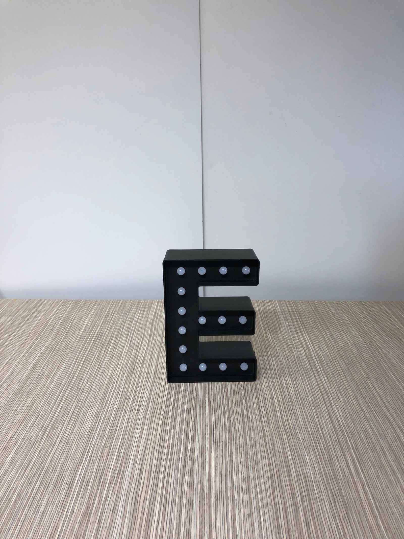 Letra E Pasta Negra Con Luz
