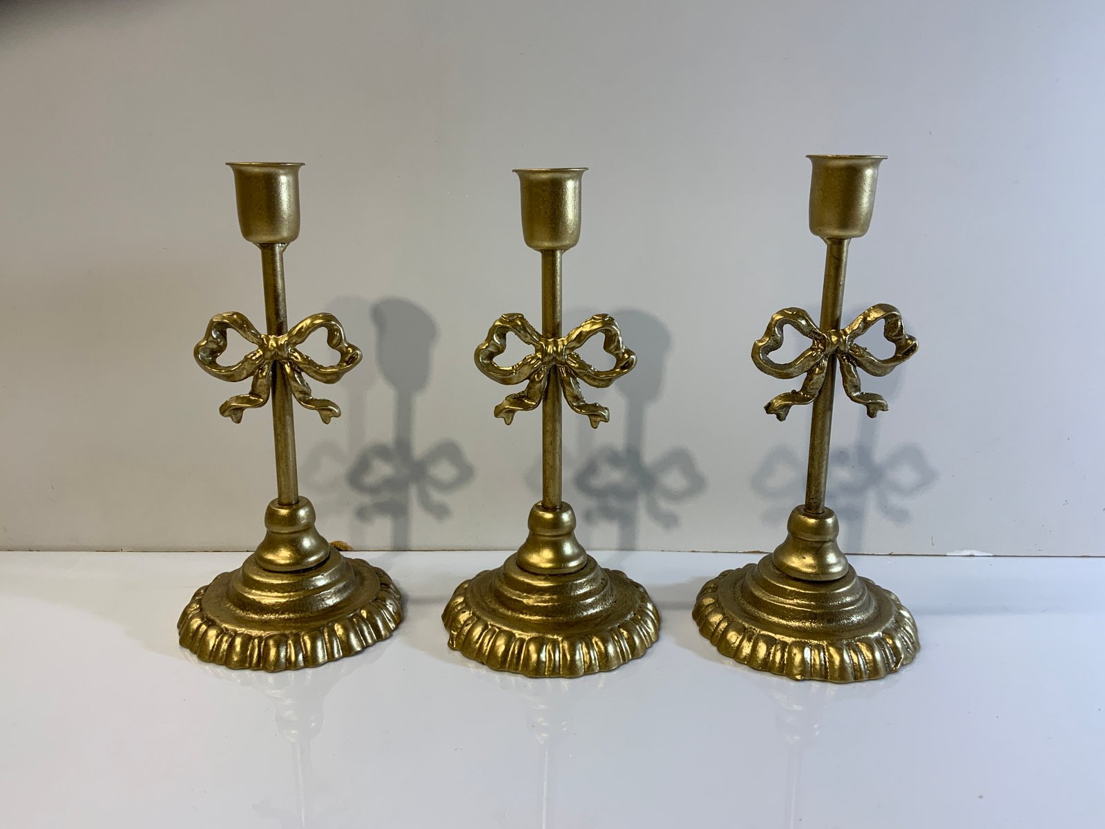 Candelabro Metálico Dorado Con Moño Para Vela (21 Cms Alto)