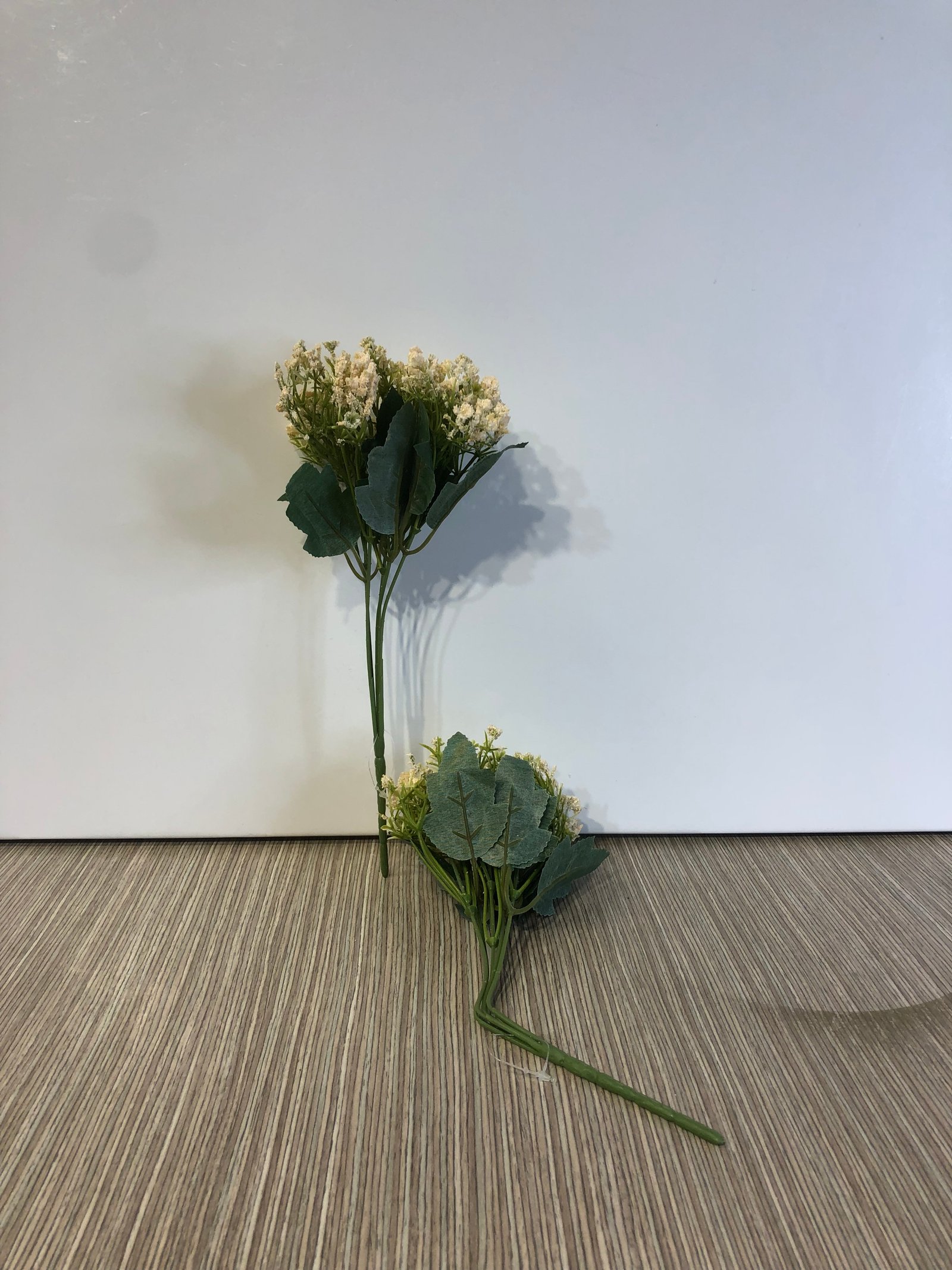 Ramo Tallo Verde Florecitas Crema Hojas Verdes