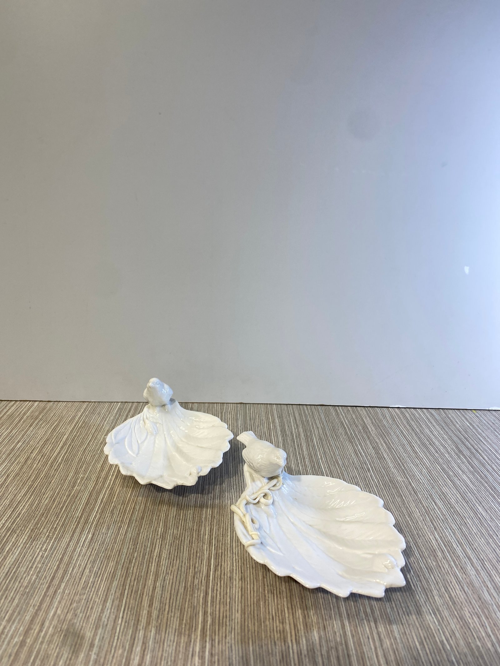 Salsera Ceramica Blanca Forma Hoja Trillada Con Pajarito
