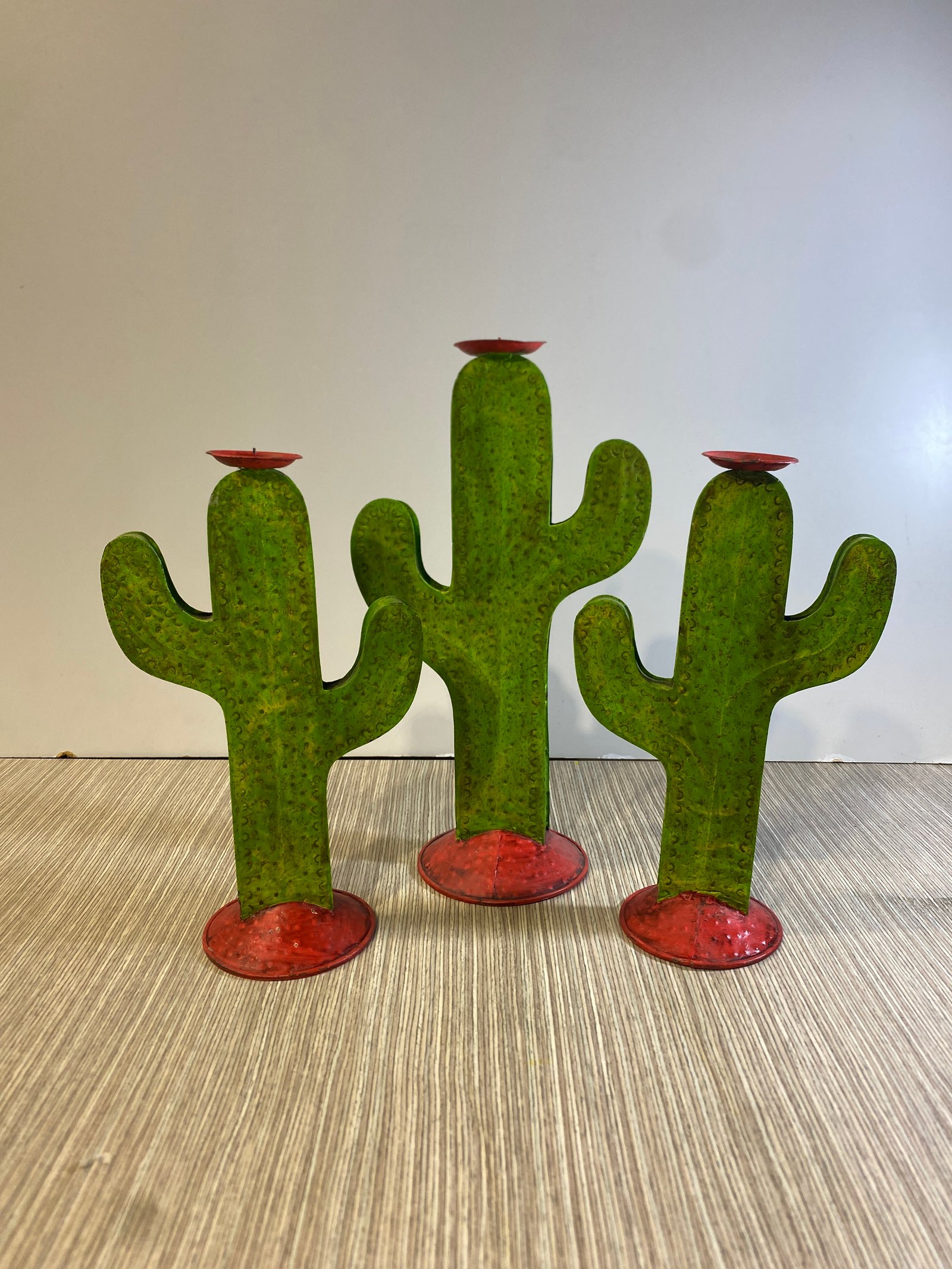 Cactus Verde Metalico Base Roja