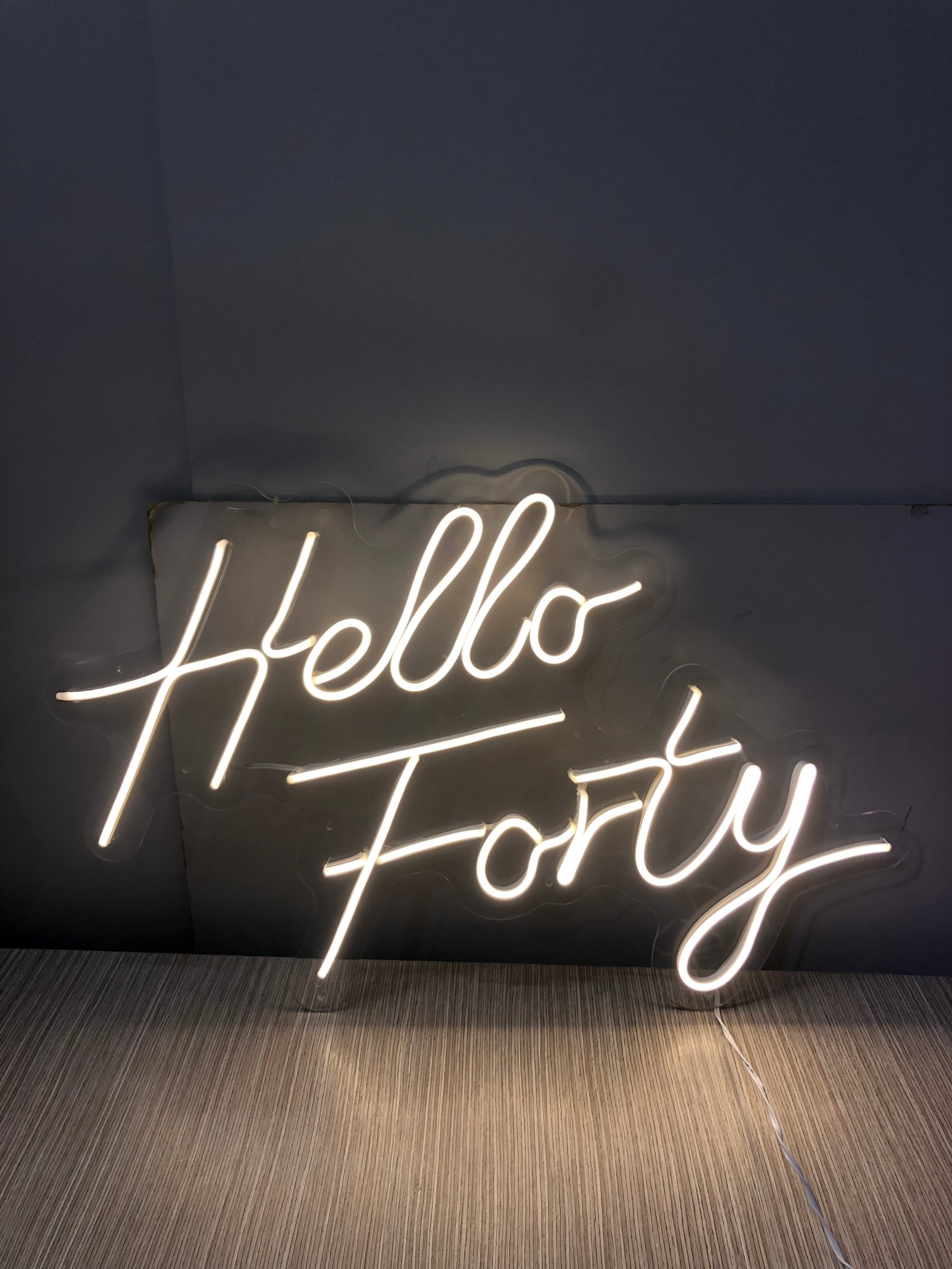 Letrero Hello Forty Luz