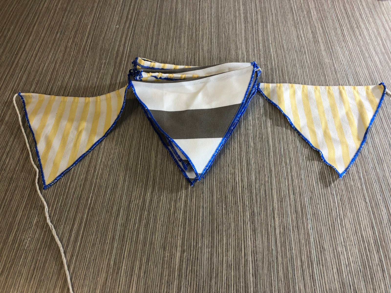 Banderin Tela Triangulos Borde Azul