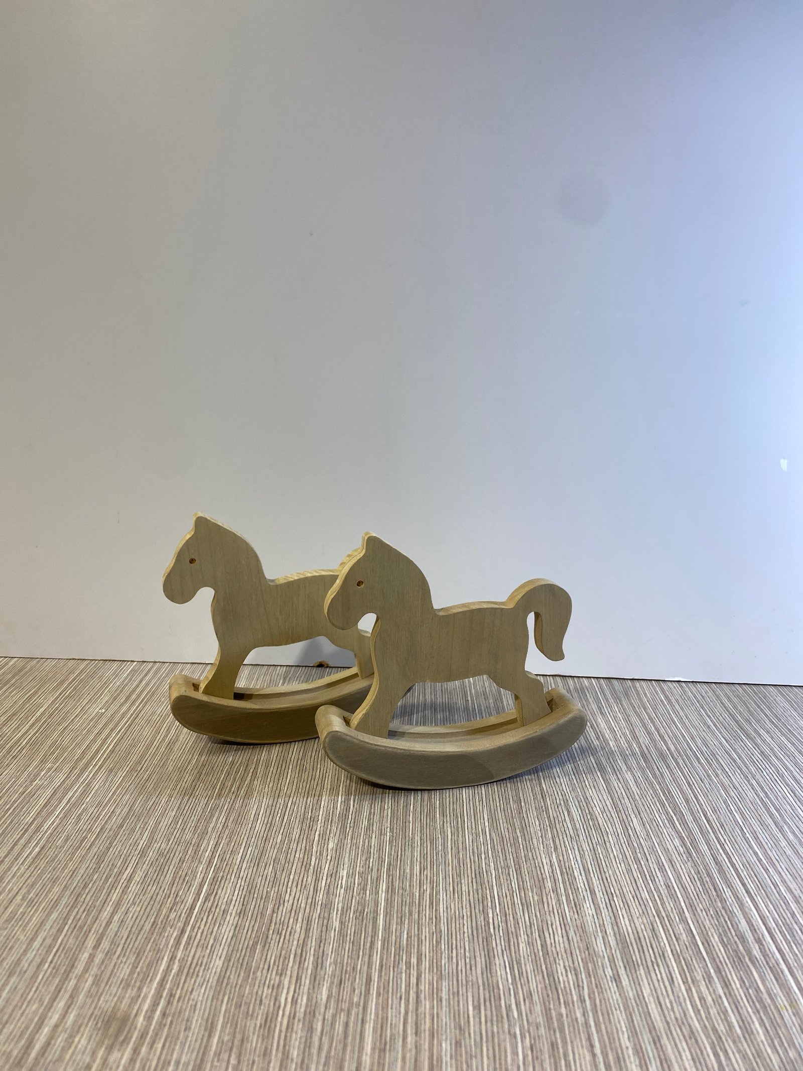Caballito Mecedor Madera Clara Para Mesa