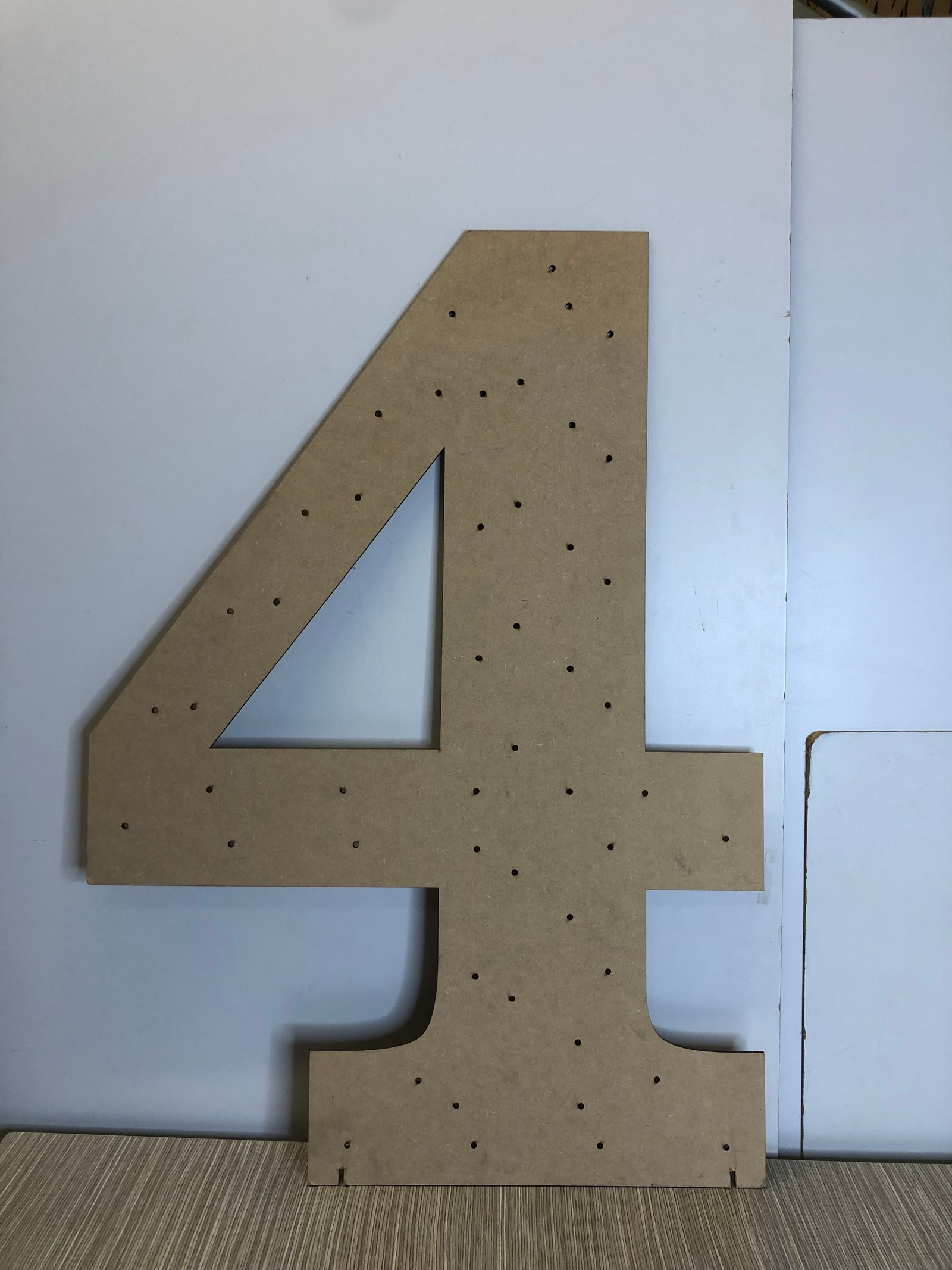 Numero Cuatro Madera Cafe Grande Plano Con Huecos