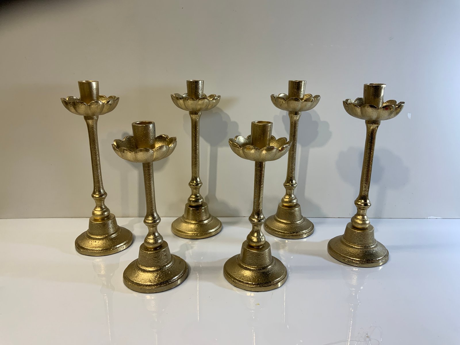 Candelabro Metálico Dorado Forma Flor Para Vela ( 23 Y 28 Ctms De Alto)