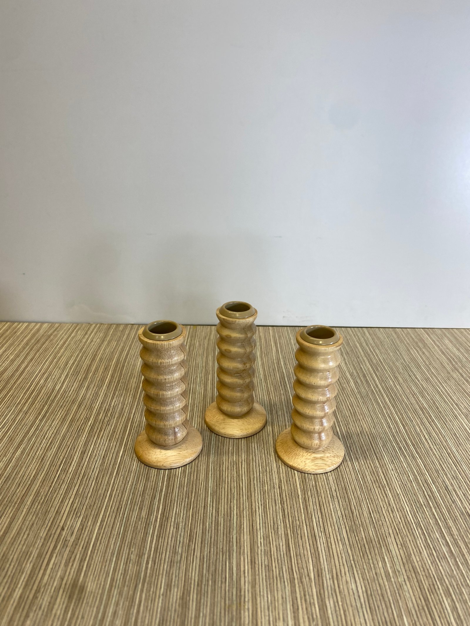 Candelabro Madera Cafe Natural Rayas Mediano Para Vela
