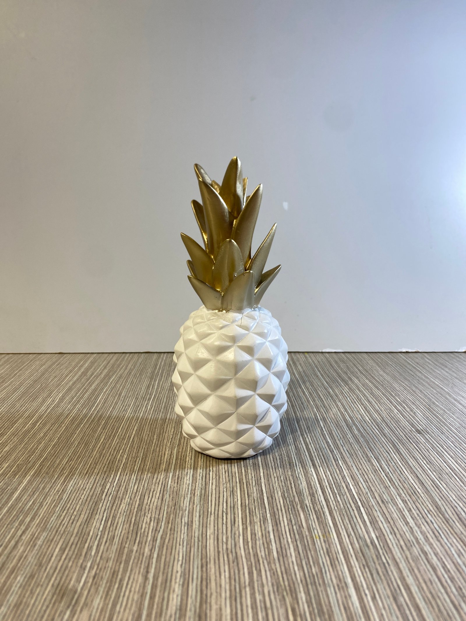 Piña Ceramica Blanca Con Punta Dorada