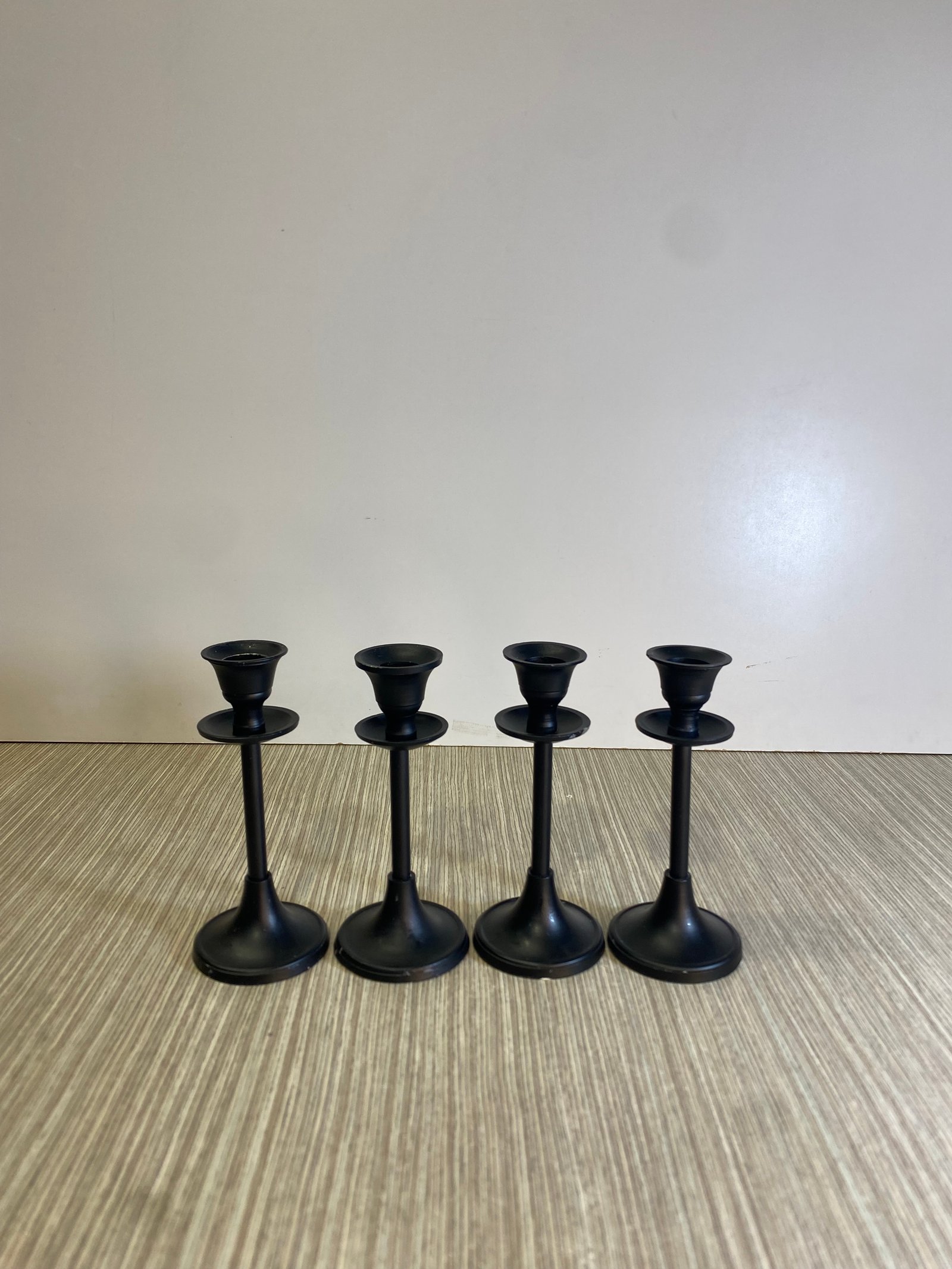 Candelabro Pequeño Negro Palo Delgado Boca Campana 16Cm Alto