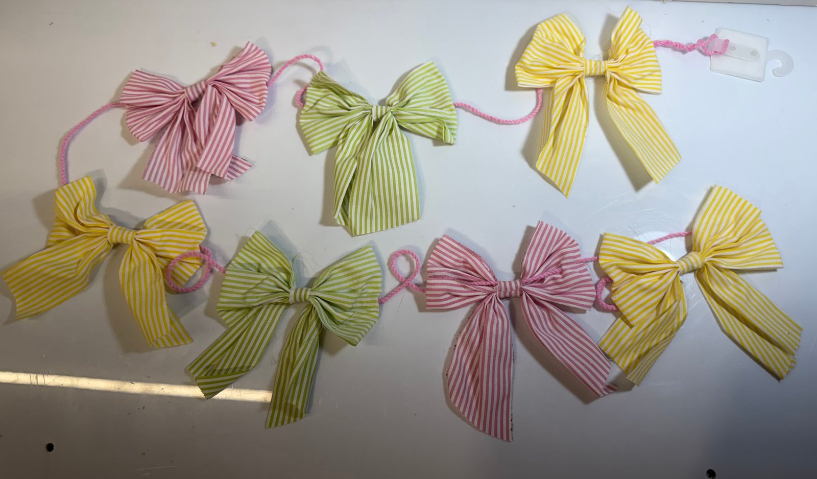 Banderin Moños Colores De Rayas 1.70 Ctms ( Rosado, Amarillo Y Verde)