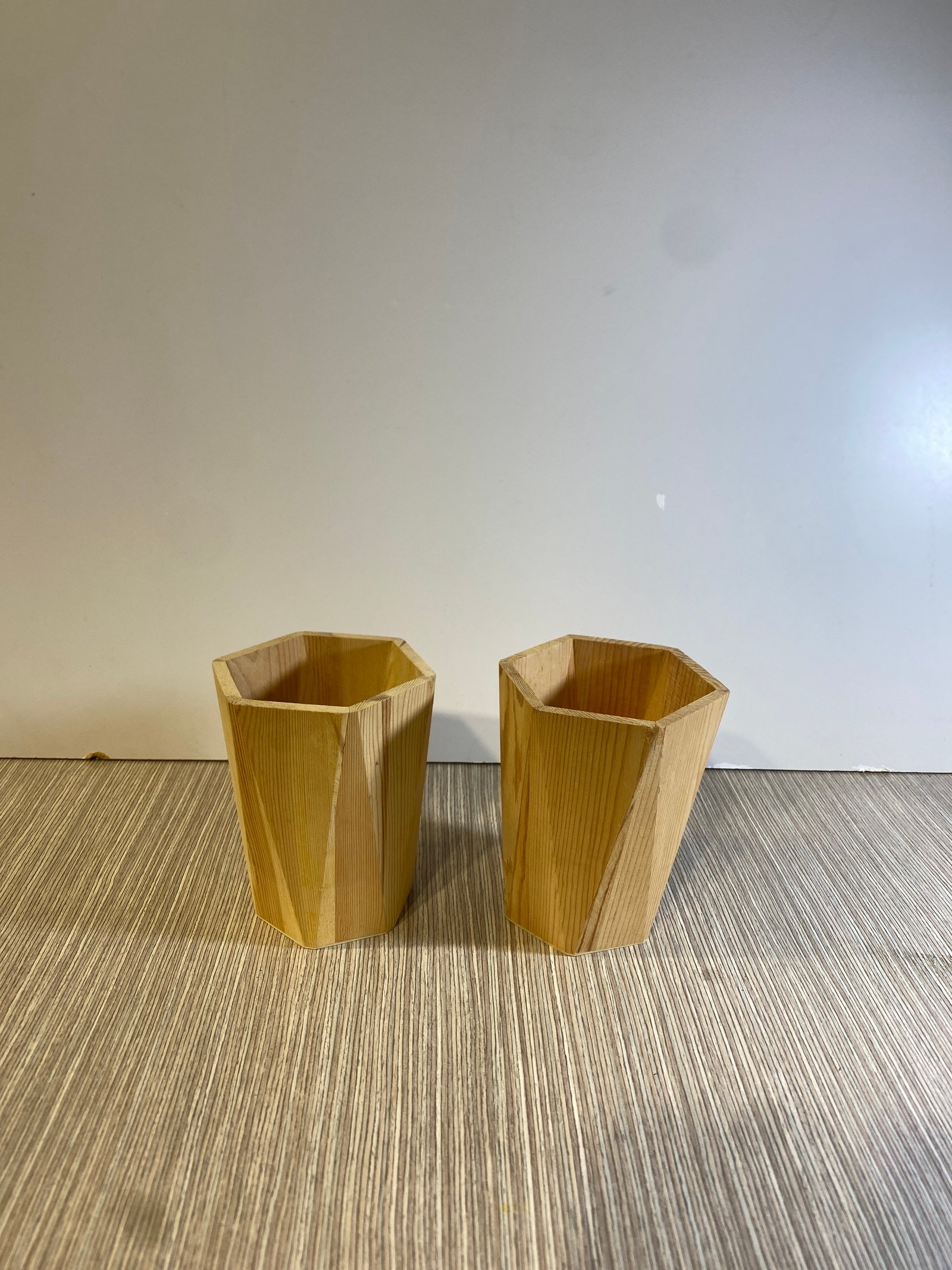 Jarron Madera Clara Hexagonal