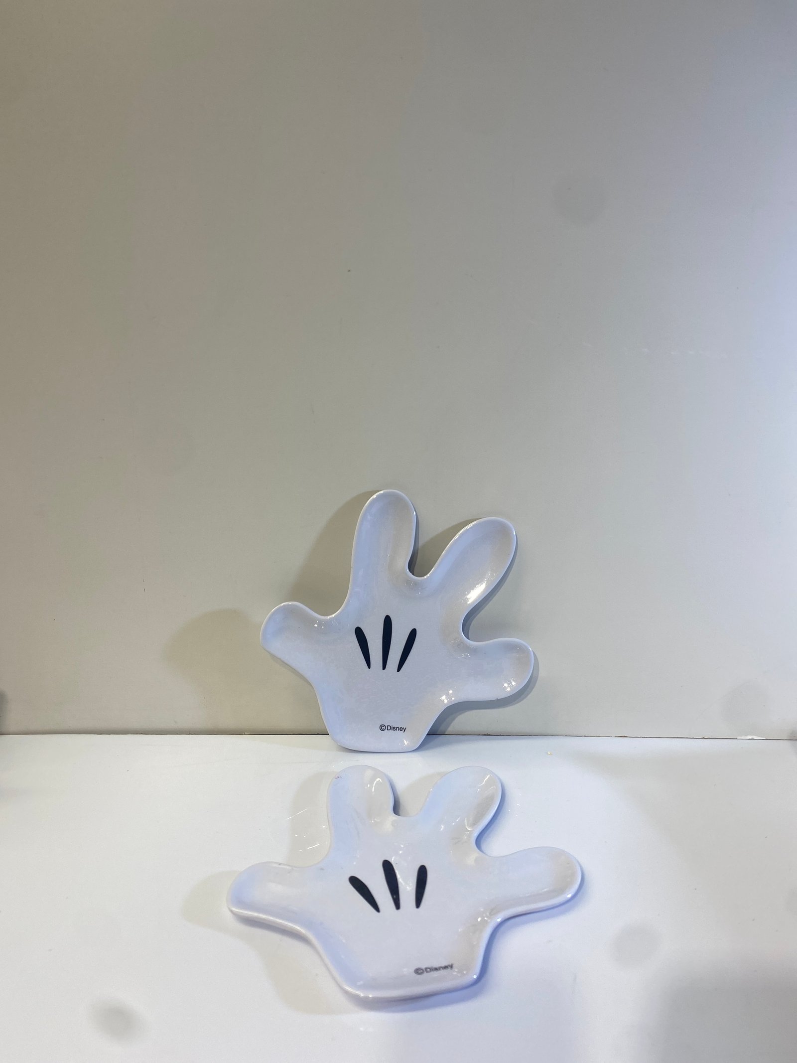 Plato Forma Mano Acrílico Blanco Mickey Mouse