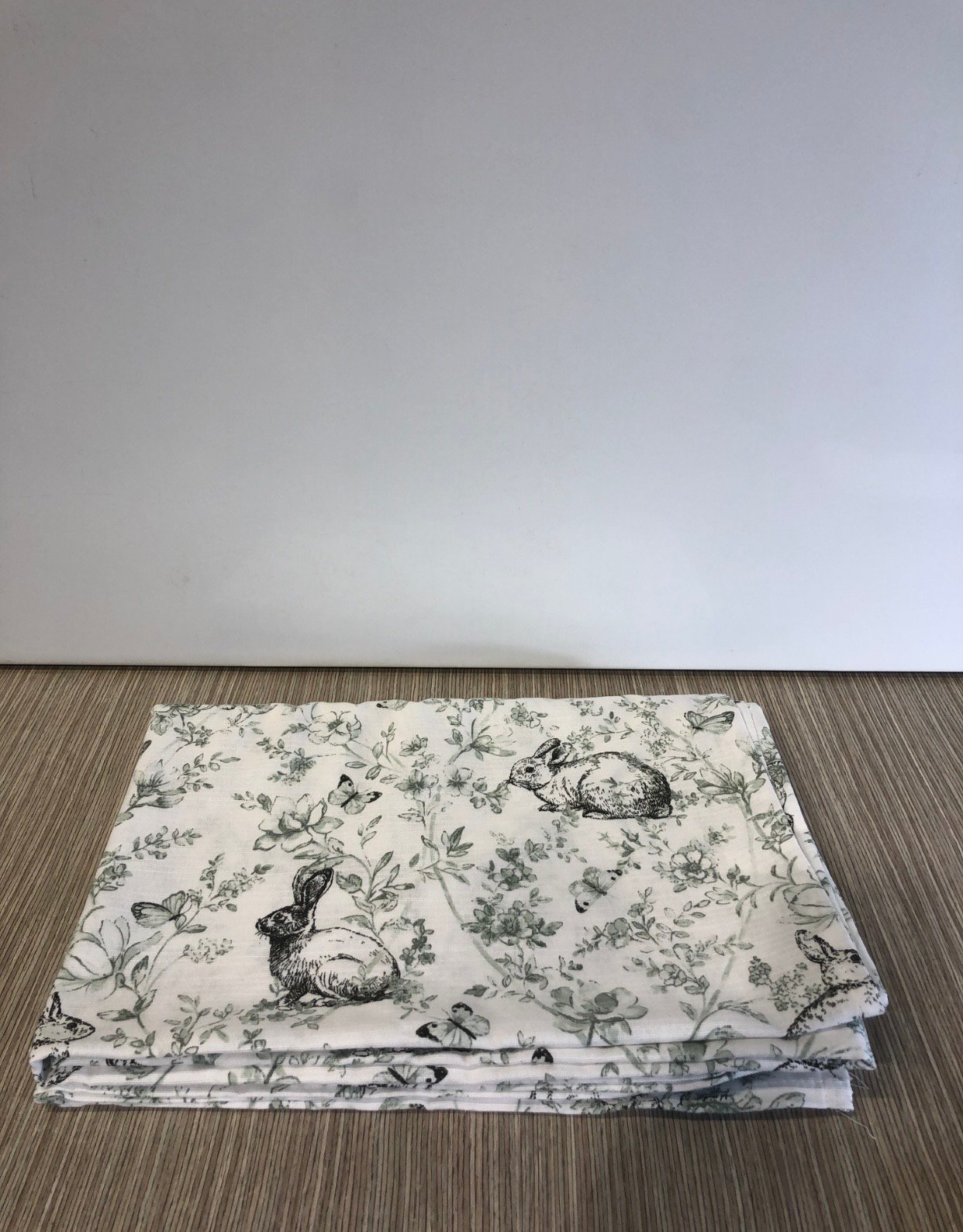 Mantel Blanco Conejos Y Hojitas