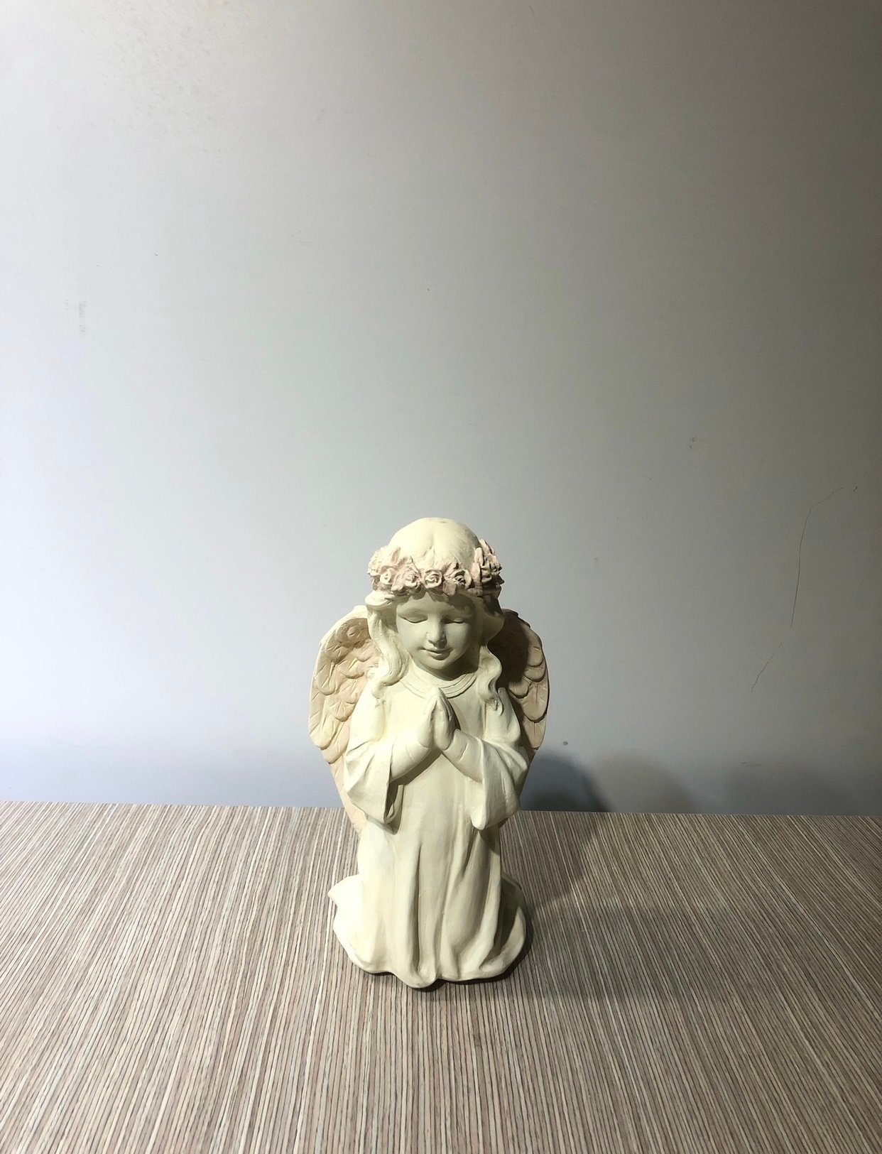 Angel Ceramica Niña Crema Corona Flores