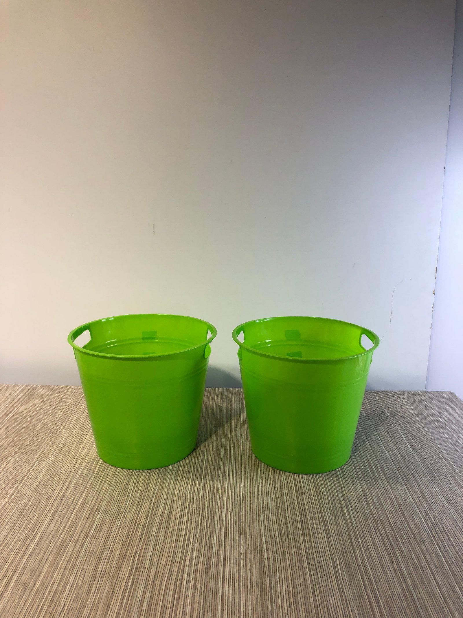 Balde Plastico Verde Grande Con Huella En El Centro