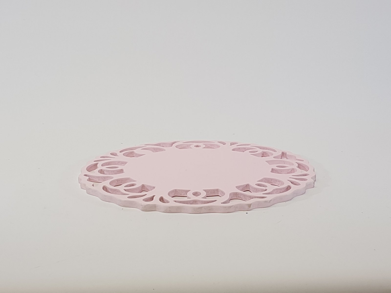 Bandeja Madera Rosada Redonda Borde Arabescos