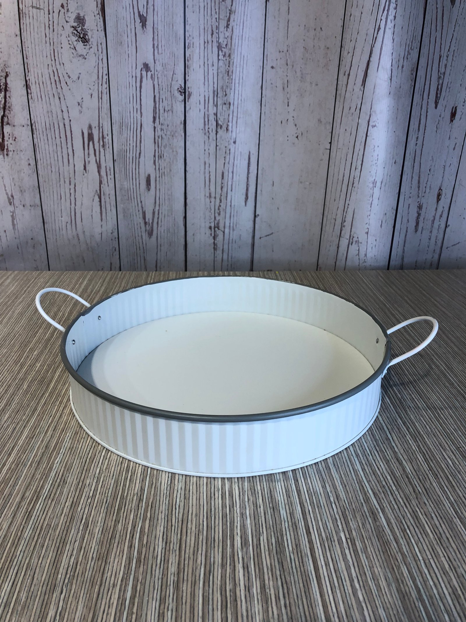 Bandeja Metalica Blanca Redonda Estriada Con Agarraderas