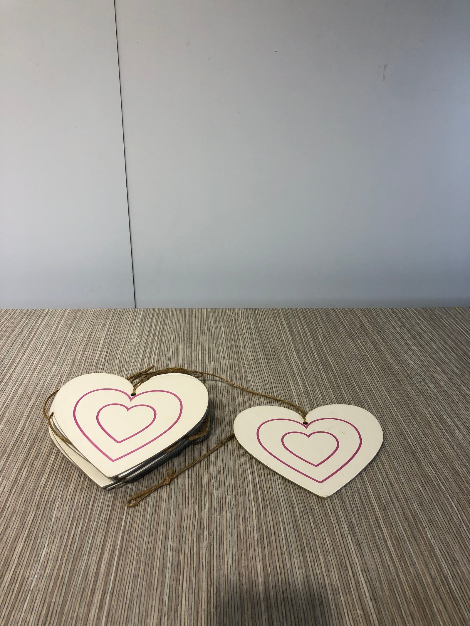 Banderin Carton Corazon Blanco Con Rosado 3.10 Mt