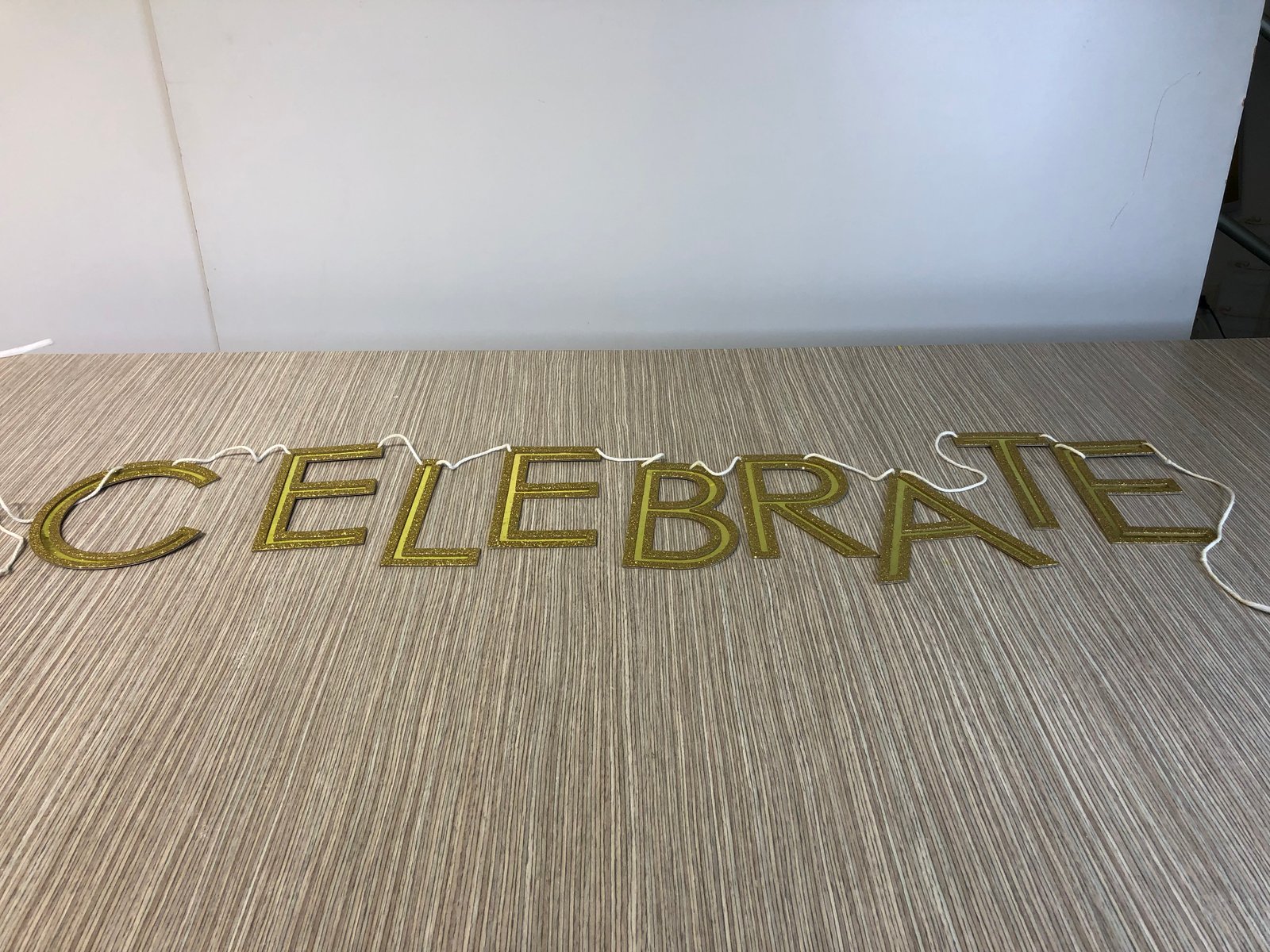 Banderin Cartulina Dorado Celebrate 2.00 Mts