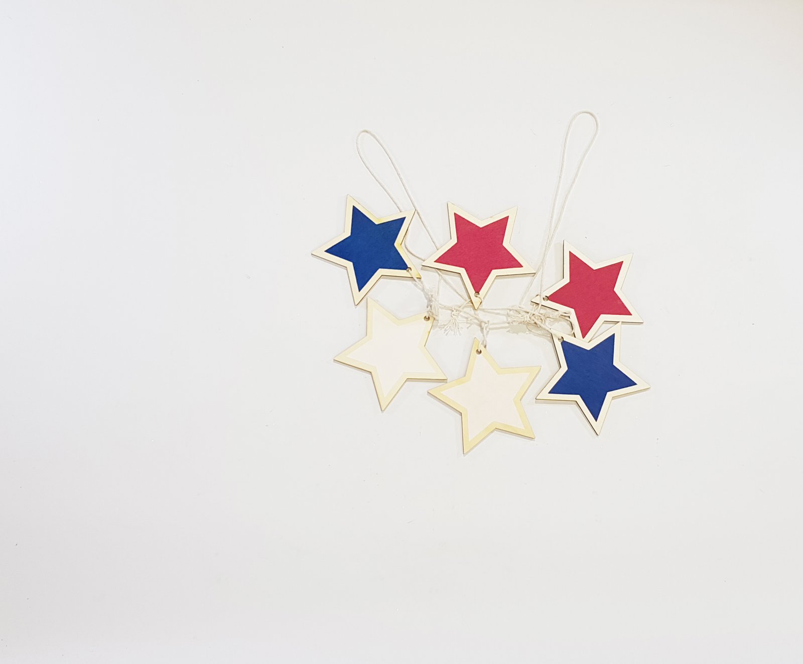 Banderin Estrellas Madera Doradas, Azules Y Rojas 1.60 Mt