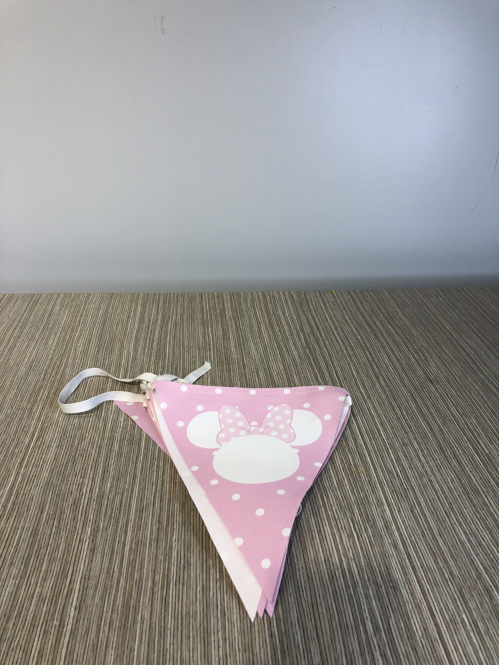 Banderin Lona Plastica Minnie Triangulos Rosados Con Bolas Blancas  4.40 Mt