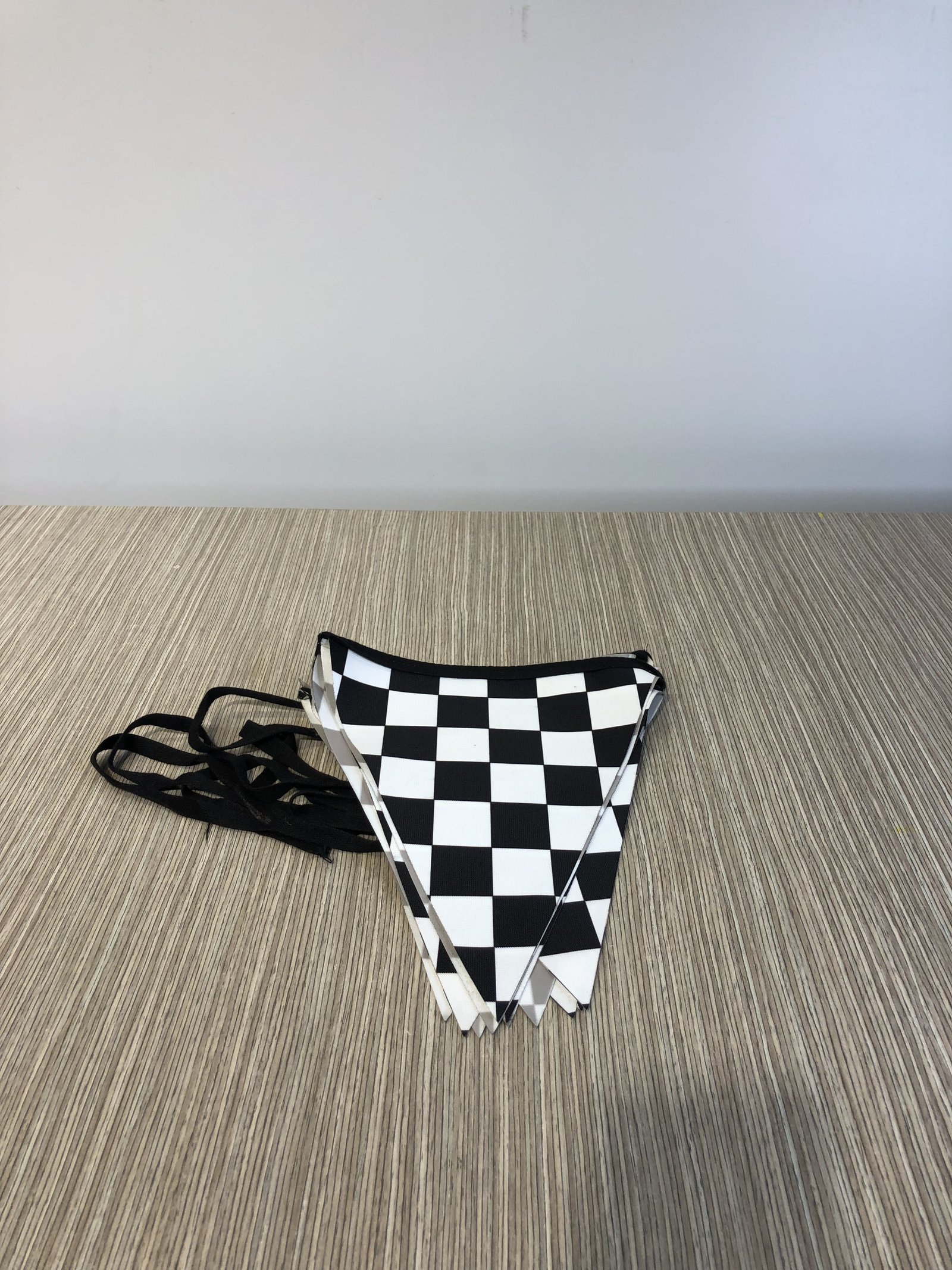 Banderin Lona Plastica Triangulos Cuadros Negros Y Blancos  4.40 Mt