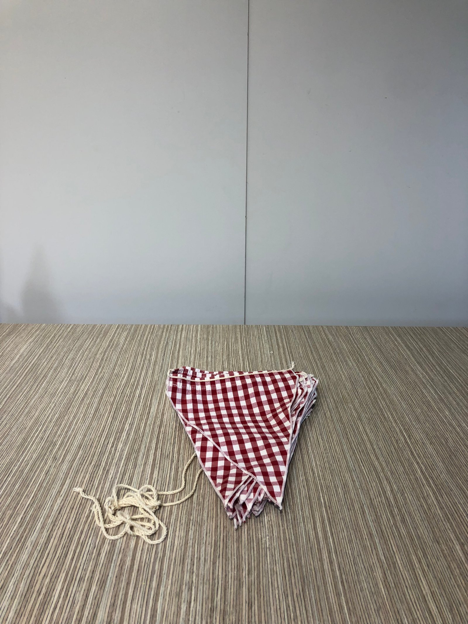 Banderin Tela Cuadros Rojos Y Blancos Mini