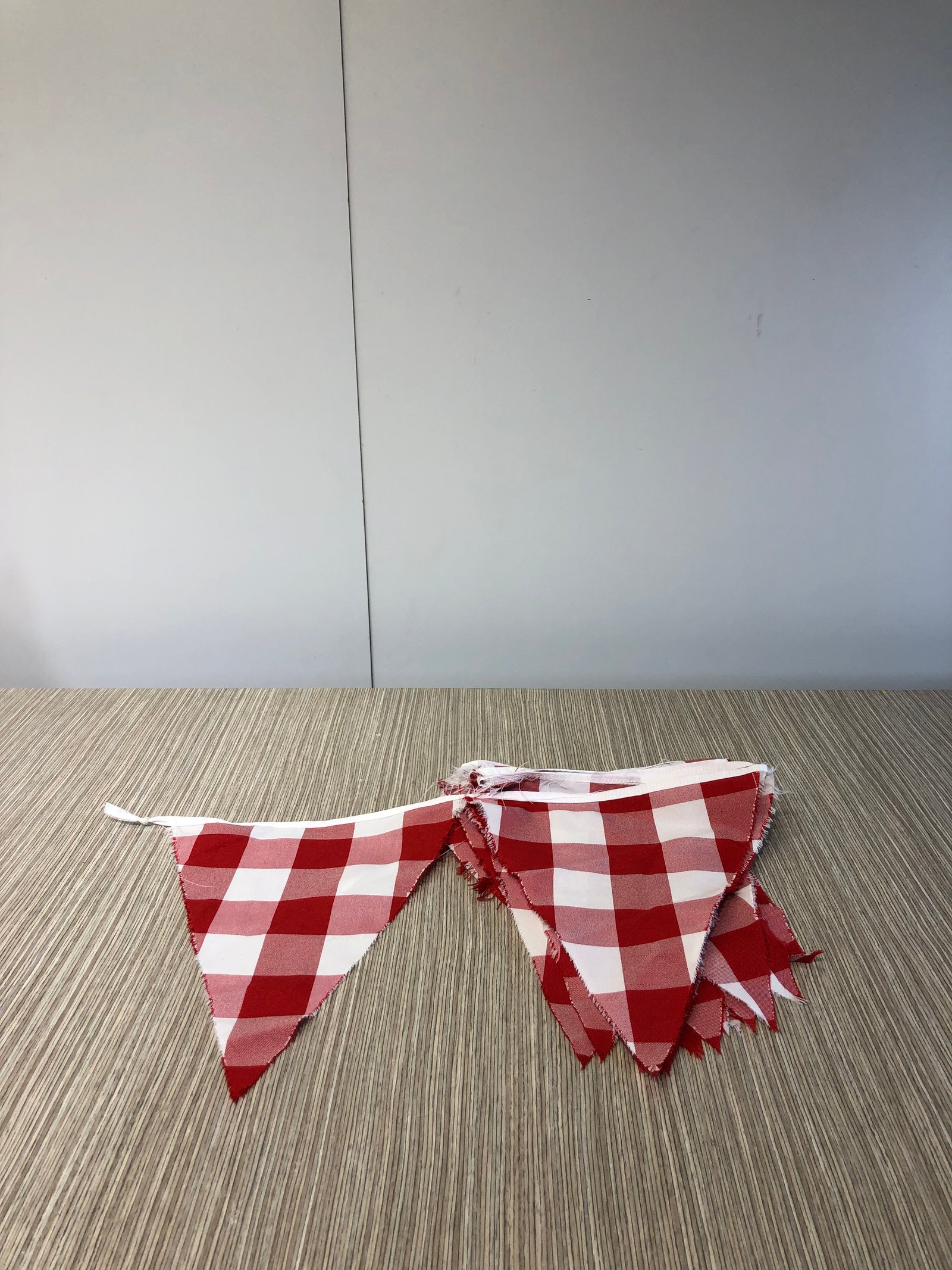 Banderin Tela Triangulos Cuadros Grandes Rojos Y Blancos 6.00 Mts