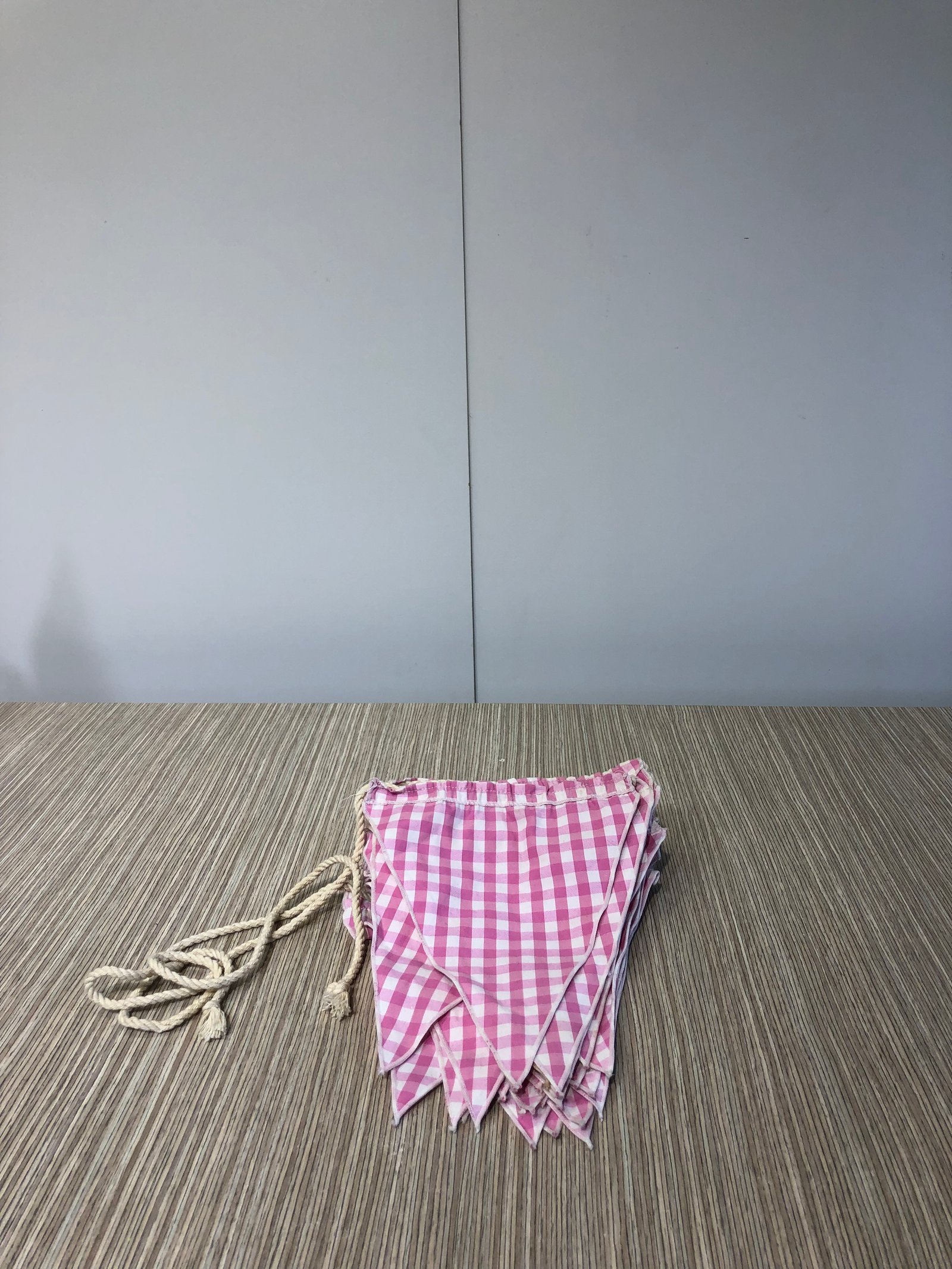 Banderin Tela Triangulos Cuadros Pequeños Rosado Con Blanco