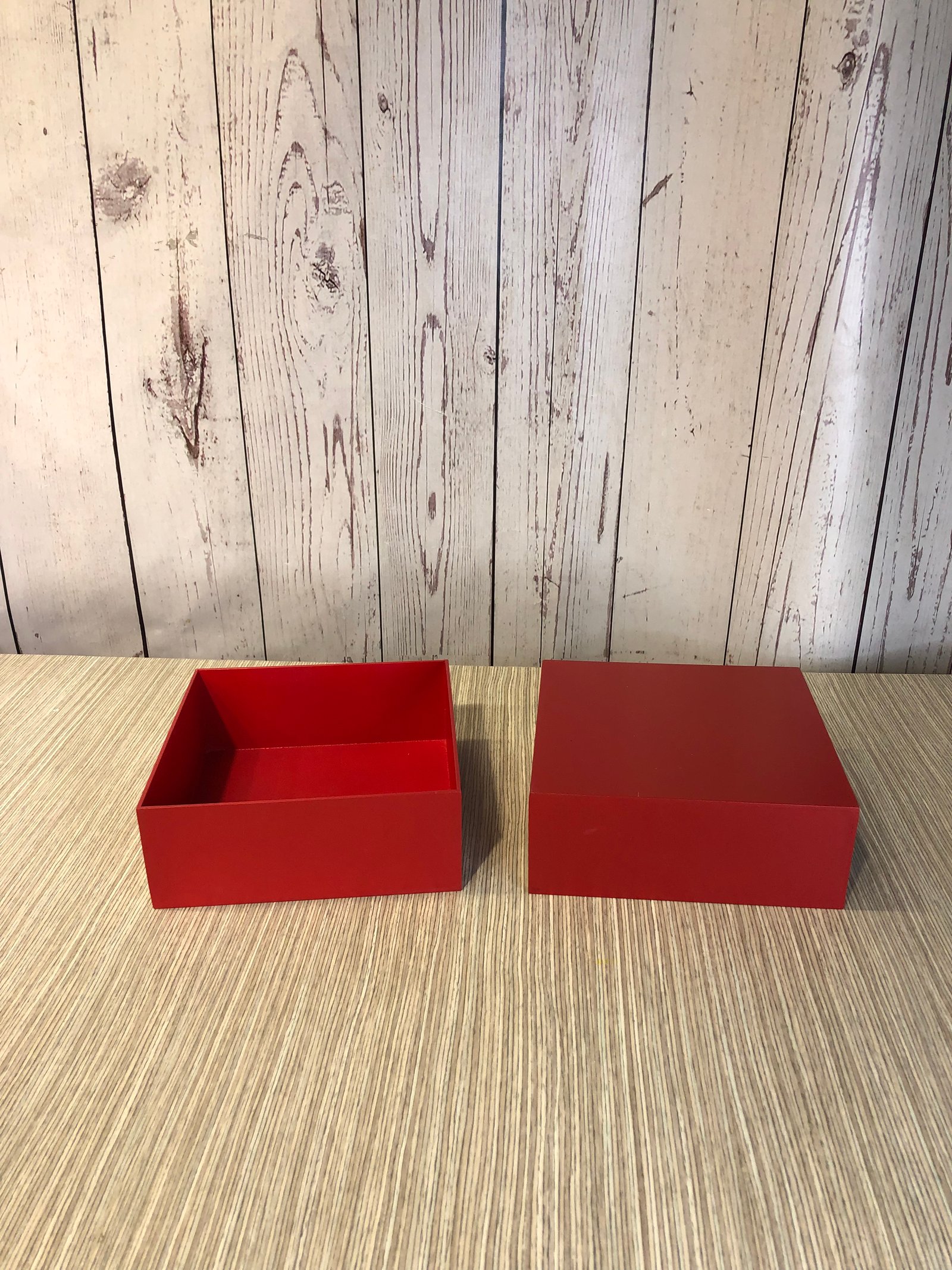 Caja Cuadrada Madera Altura Roja