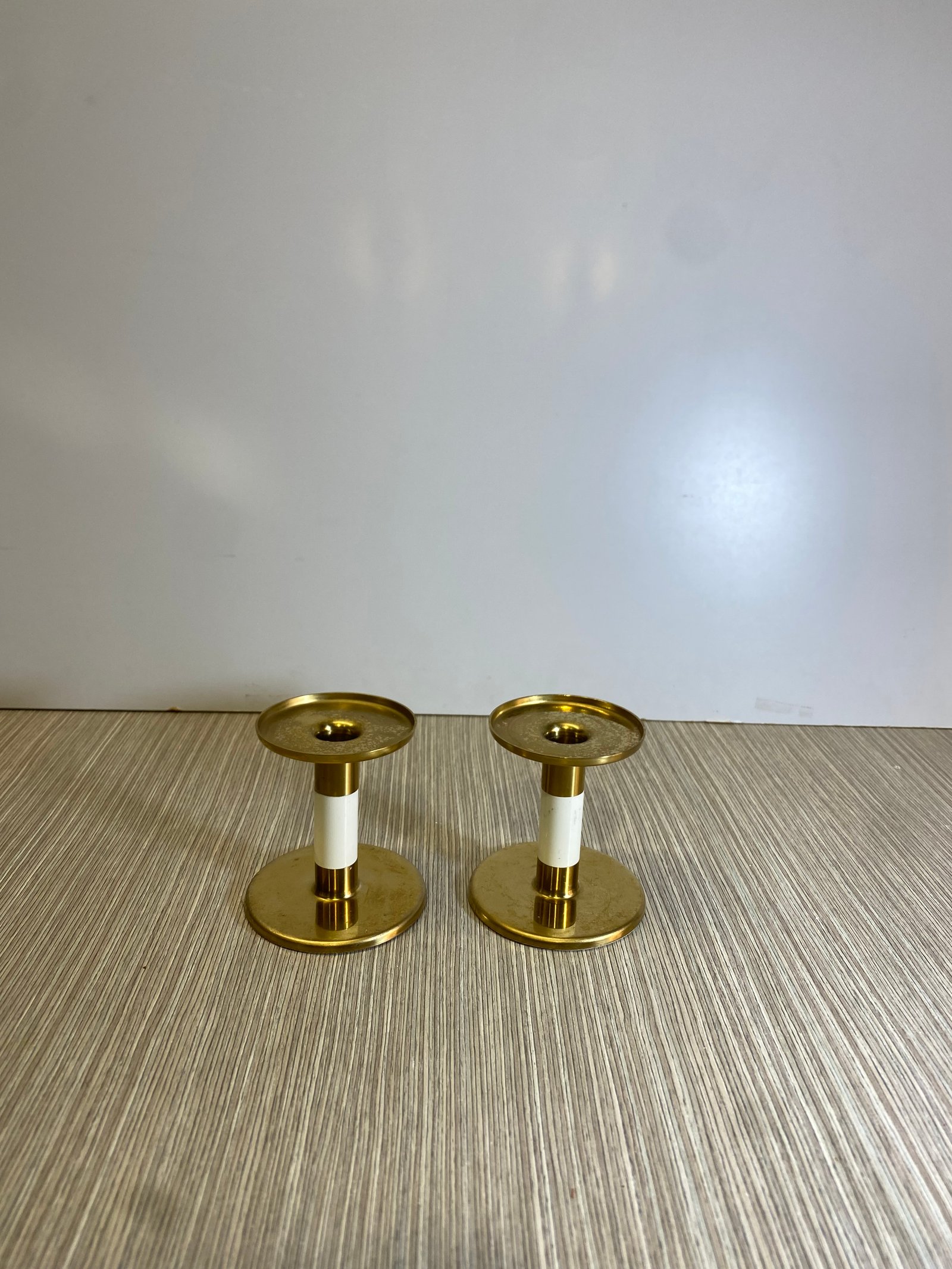 Candelabro Metalico Dorado Centro Blanco Pequeño 10.5 Cm Alto