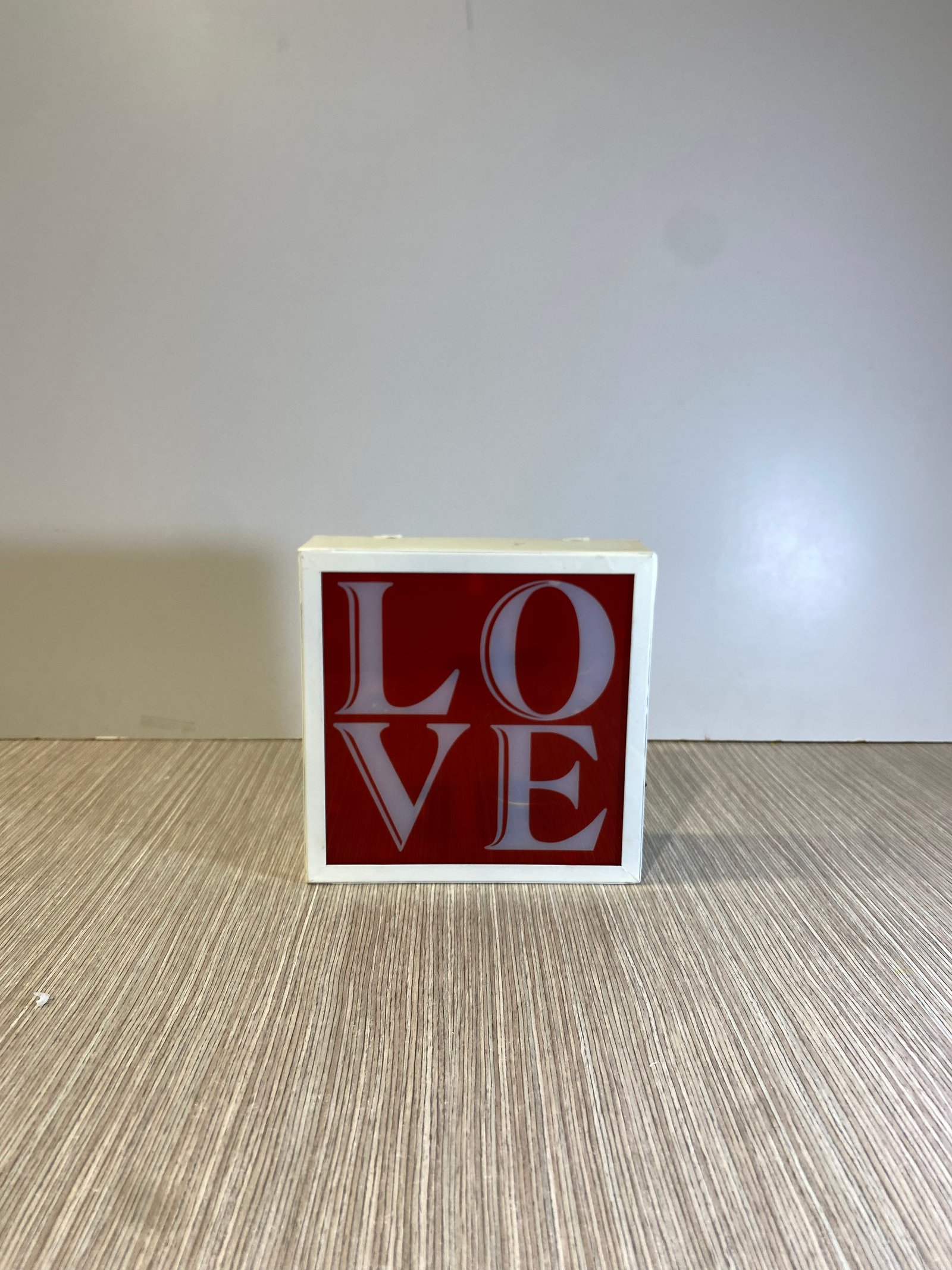 Caja Con Luz Metalica Blanca Y Roja Love