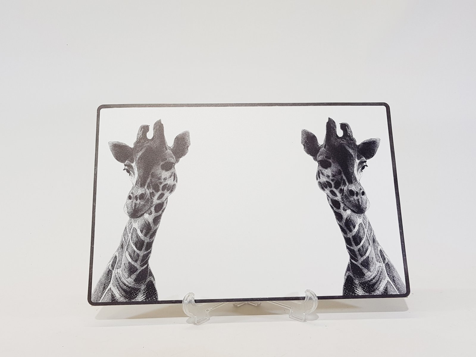Individual Plastico Blanco Jirafas Negras 43 X 28
