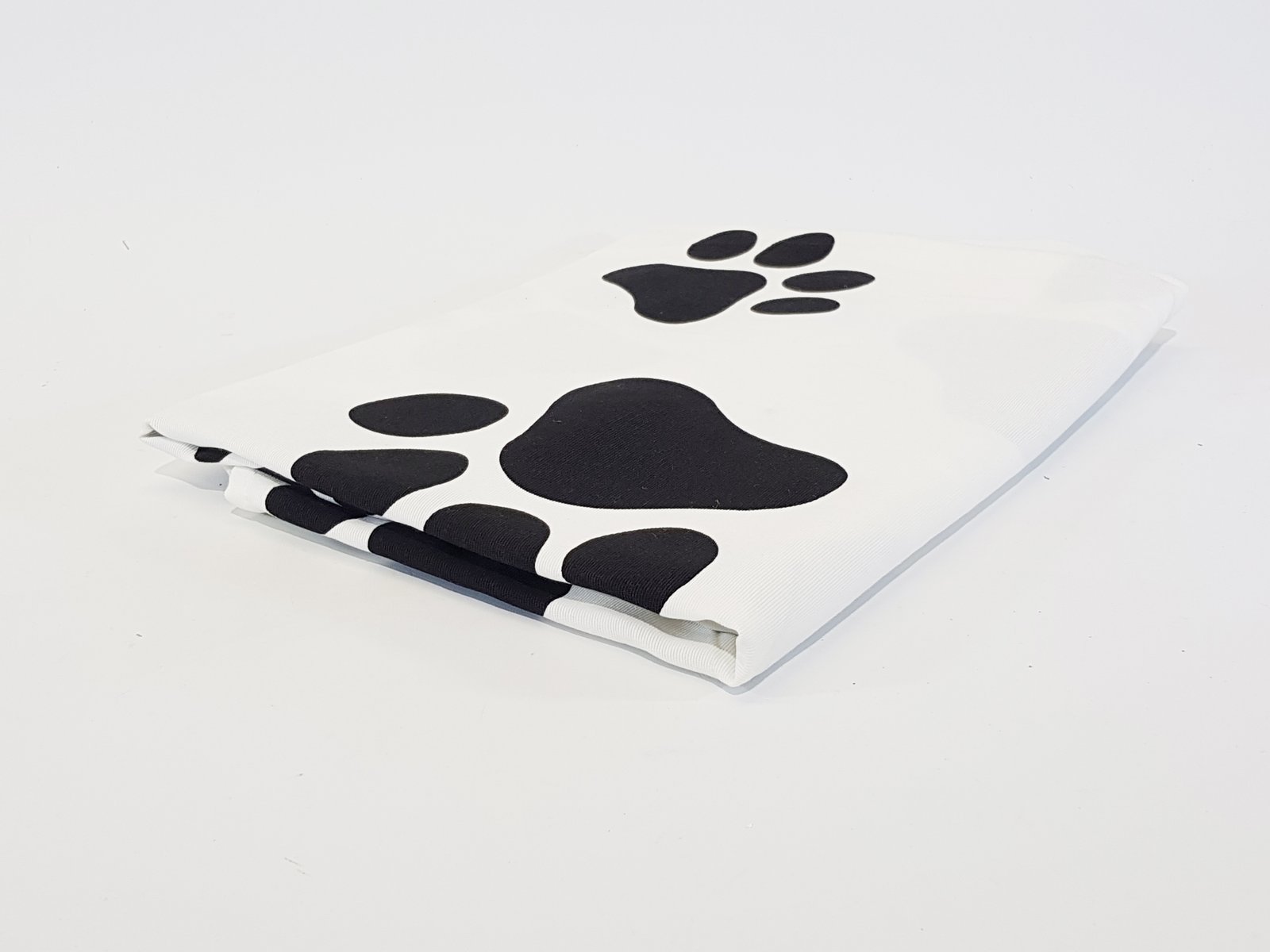 Mantel Blanco Huellas Negras