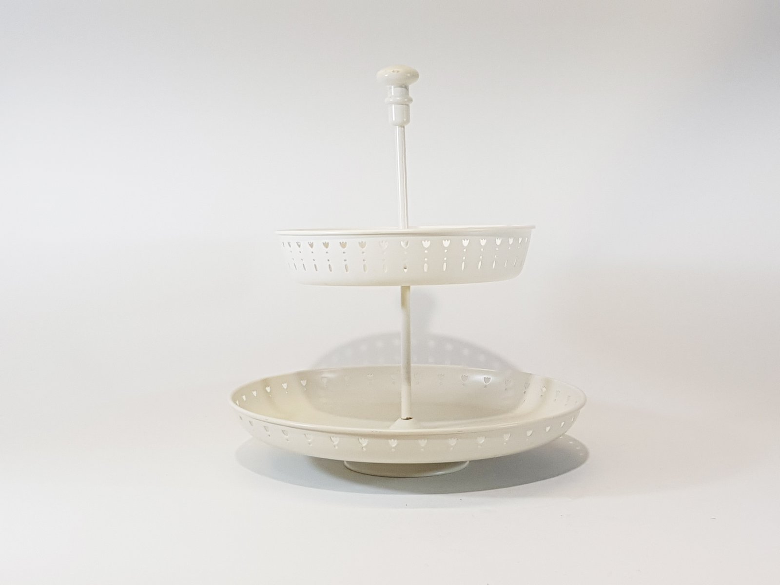 Porta Postres Beige Dos Niveles Redondo Borde Corazoncitos Gravados