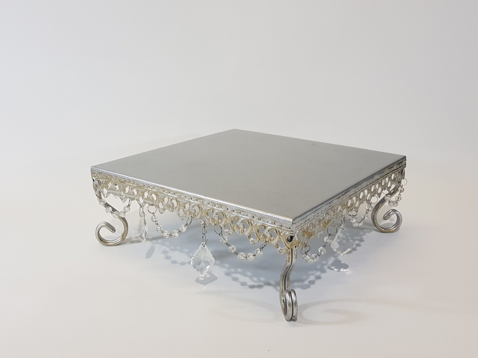 Tortera Cuadrada Metalica Plateada Arabescos Con Cristales Colgantes Grande 29 Cm