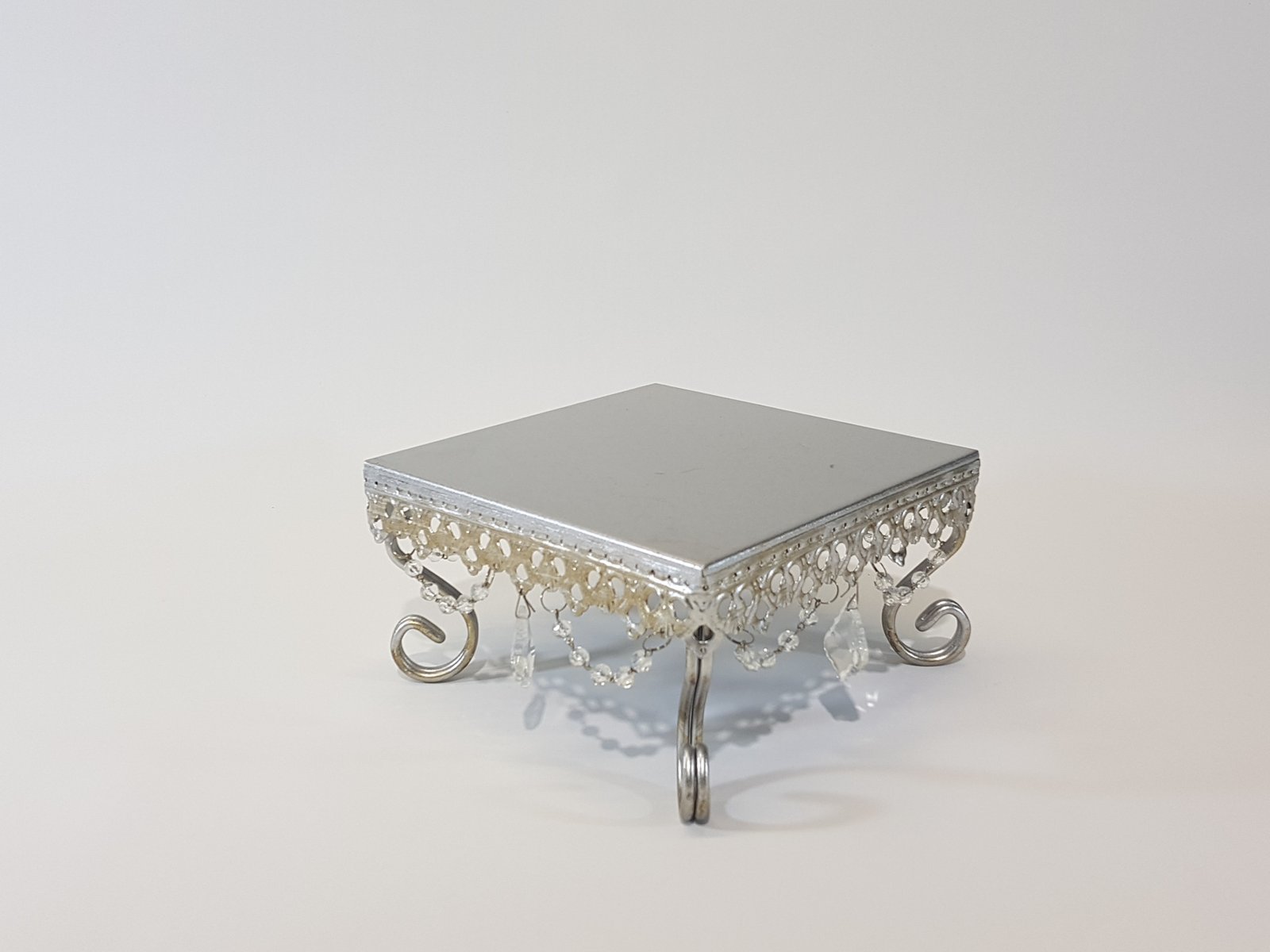 Tortera Cuadrada Metalica Plateada Arabescos Con Cristales Colgantes Pequeña 20 Cm