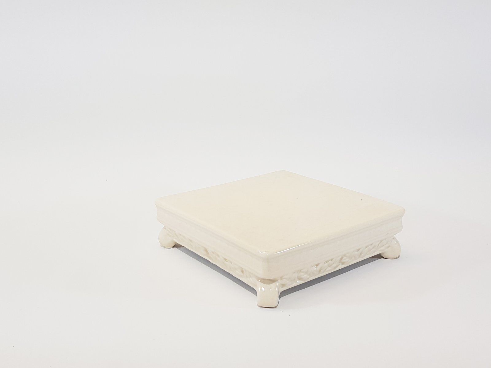 Tortera Cuadrada Ceramica Crema Con Paticas Mediana 21 Cm