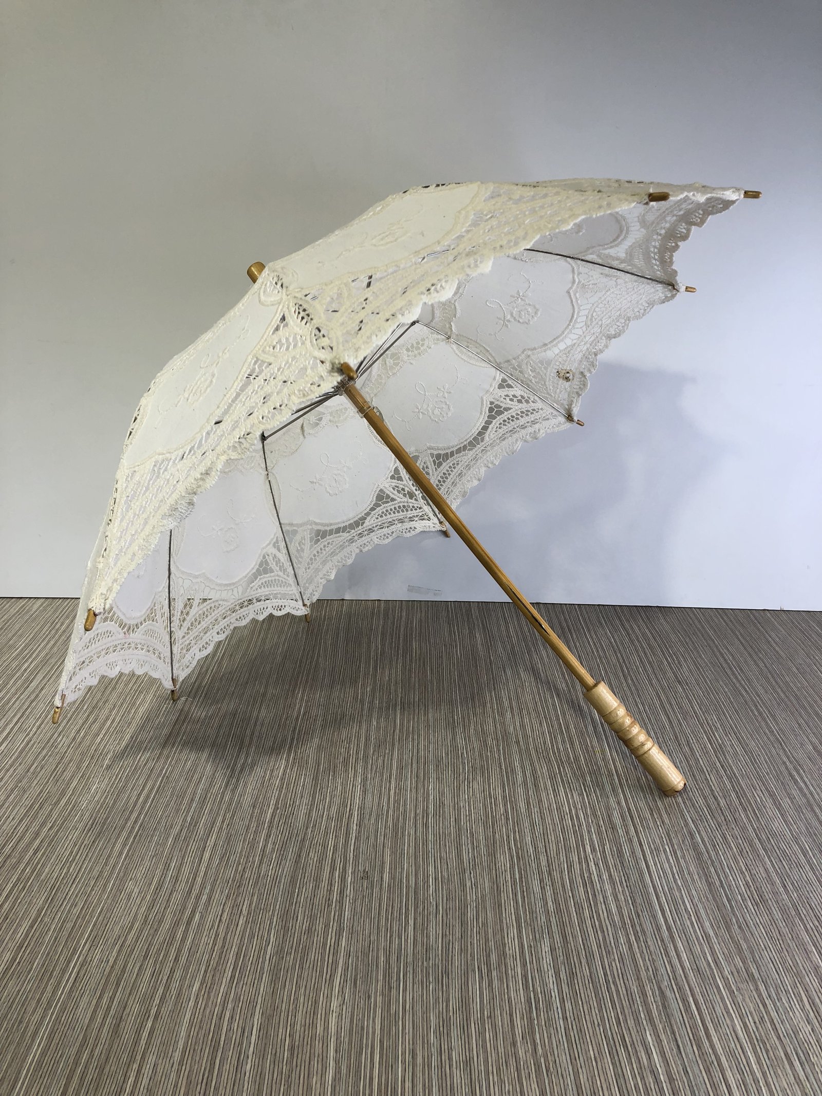 Sombrilla Beige Bordada Palo Cafe 