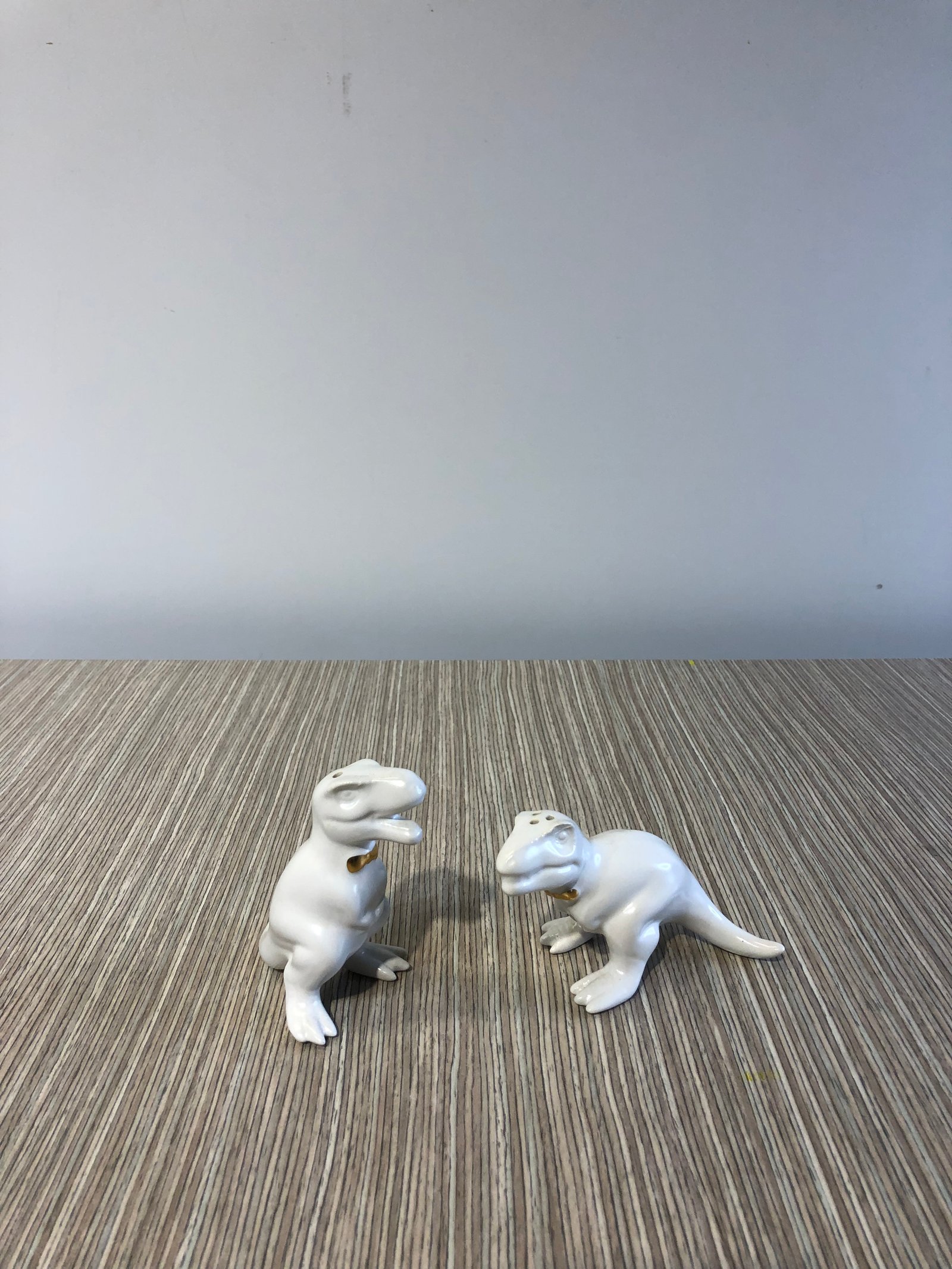 Dinosaurio Mini Ceramica Moño Dorado