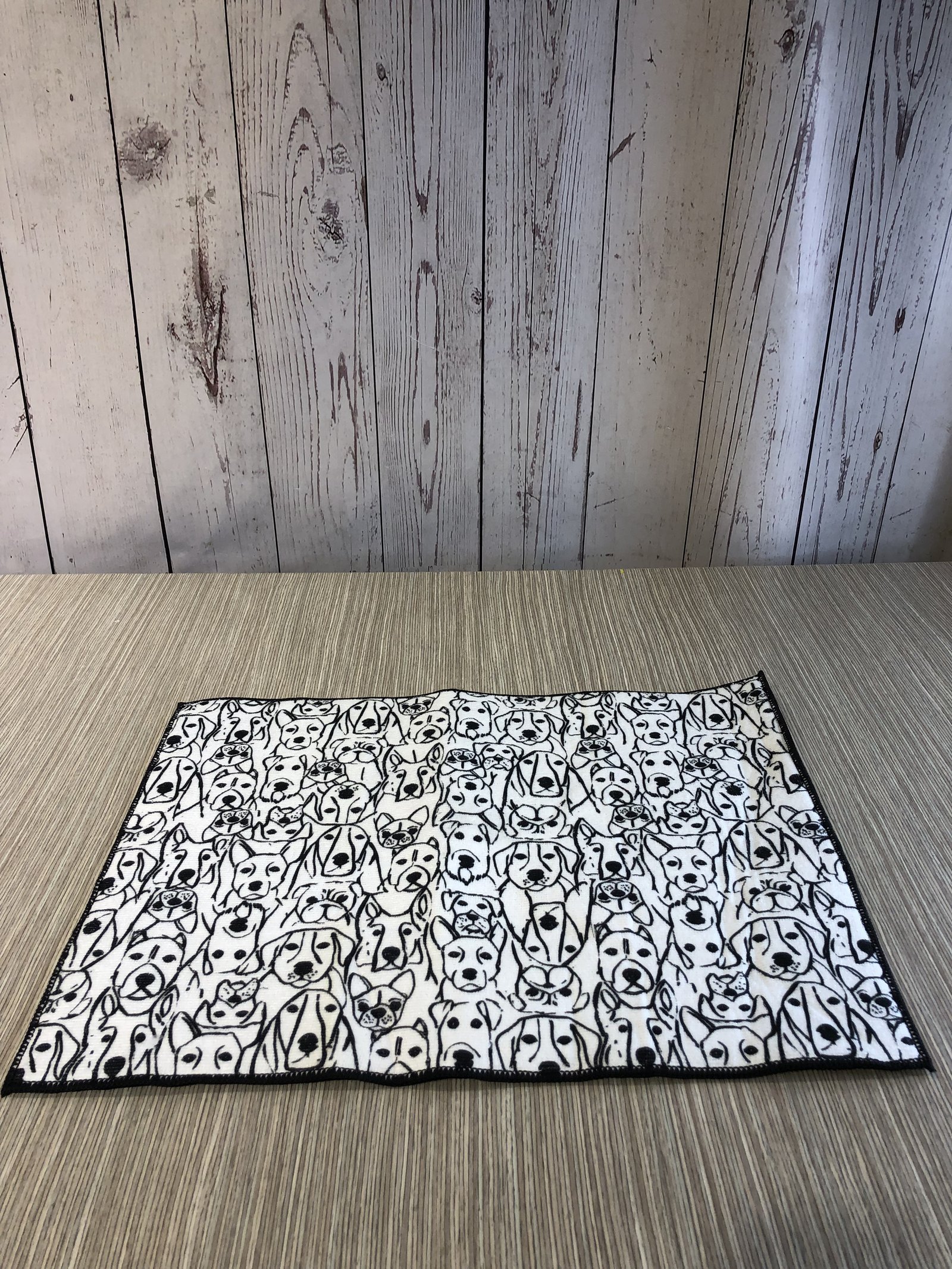 Individual Tela Blanca Borde Negro Perros 