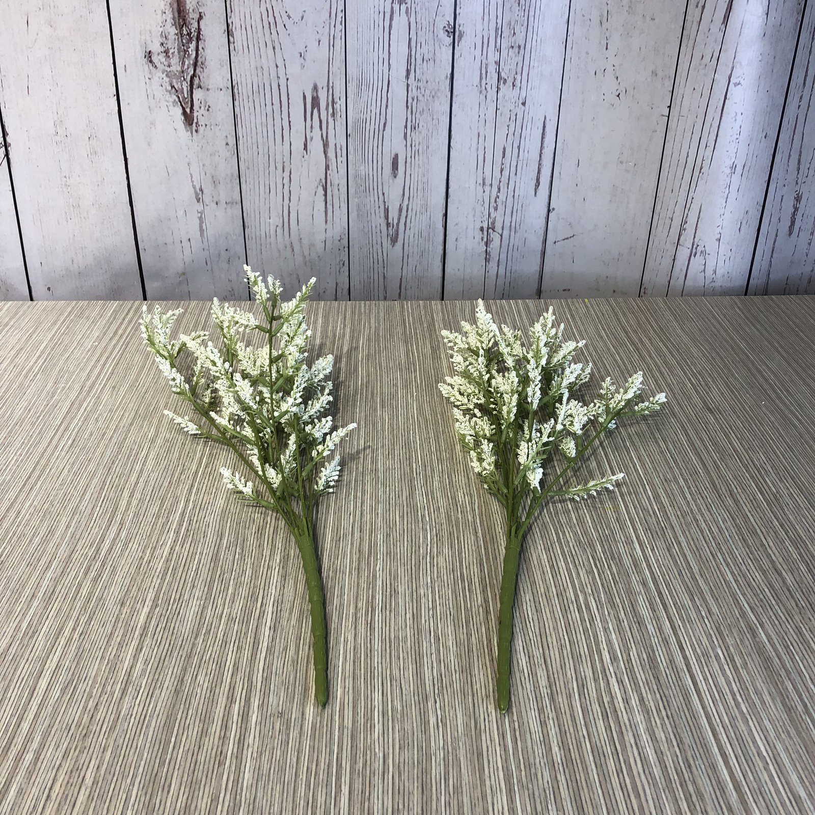 Ramo Tallo Verde Alargada Florecitas Blancas