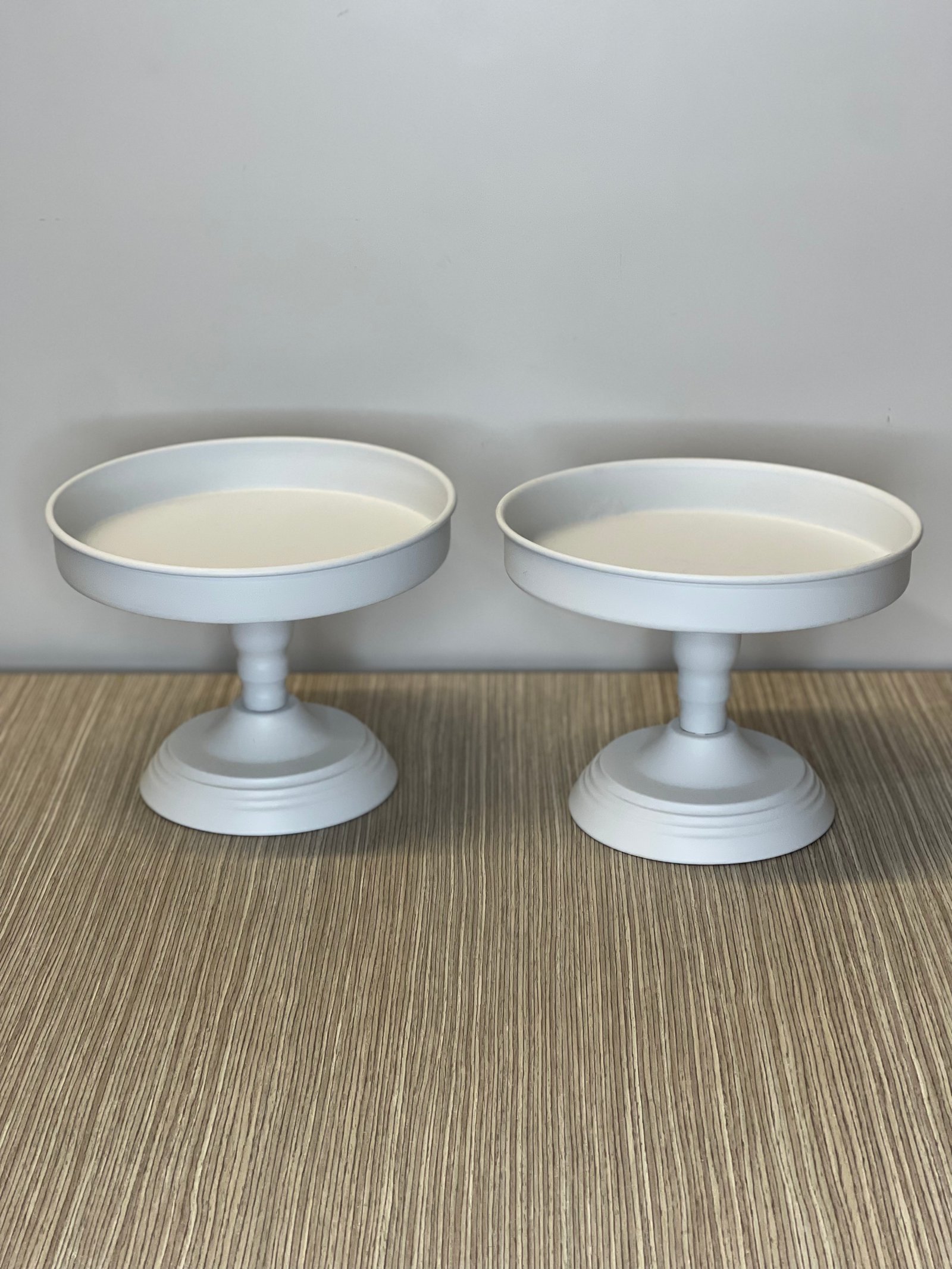 Tortera Blanca Metalica Con Pedestal 