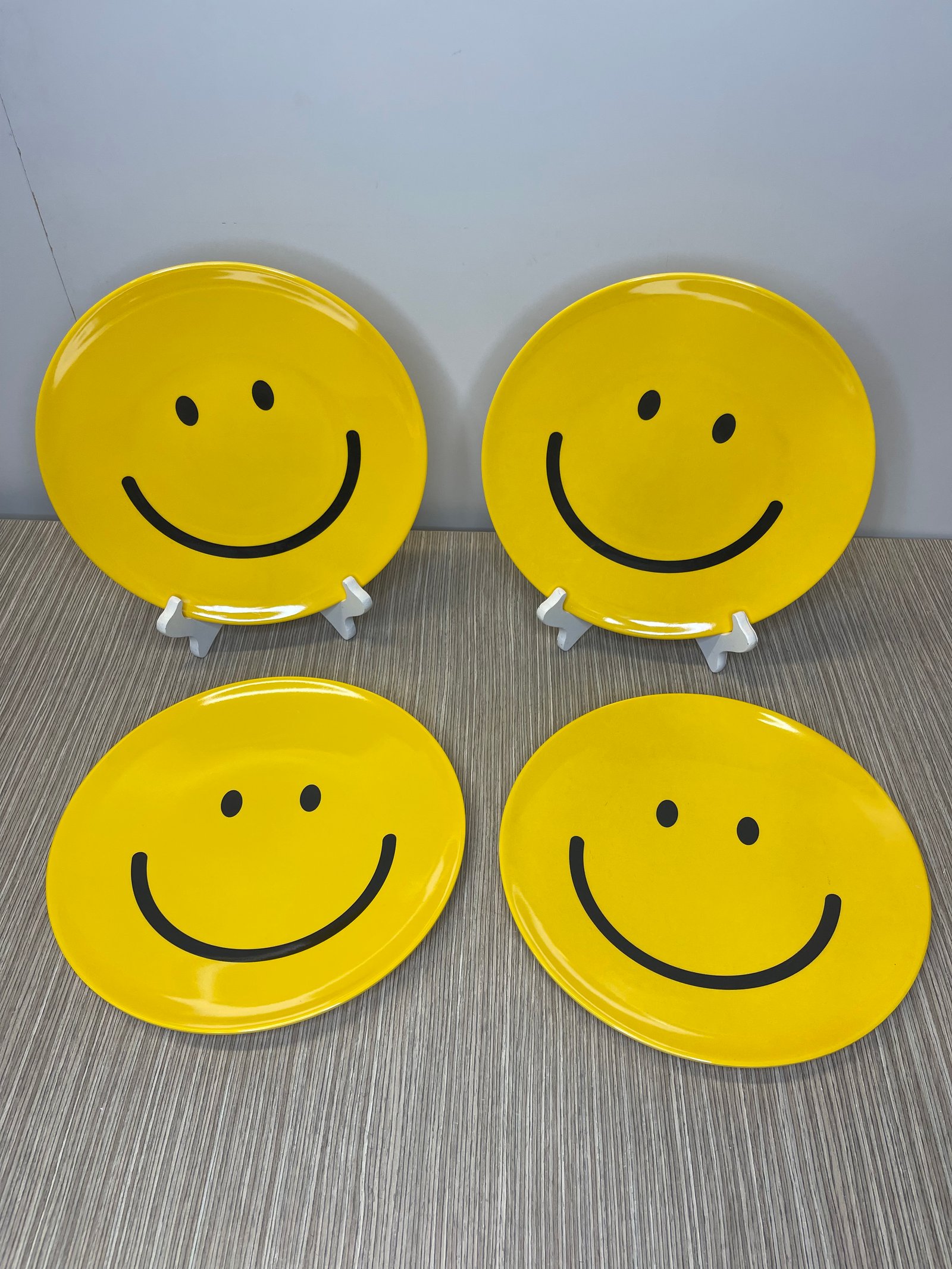 Plato Redondo Amarillo Cara Feliz