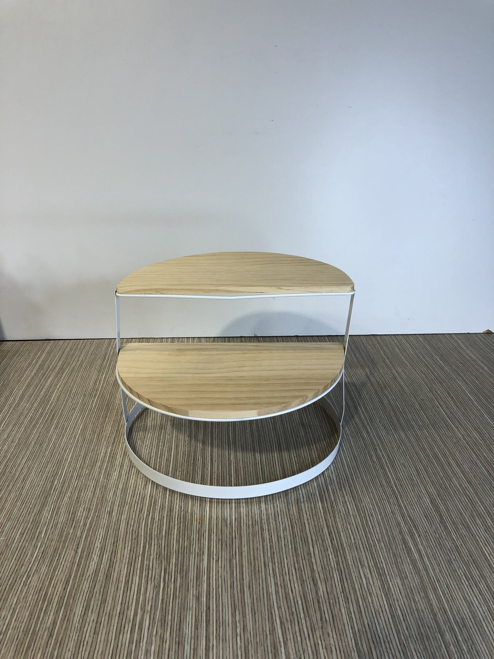 Porta Postres Dos Niveles Redondo Herraje Blanco Madera Clara