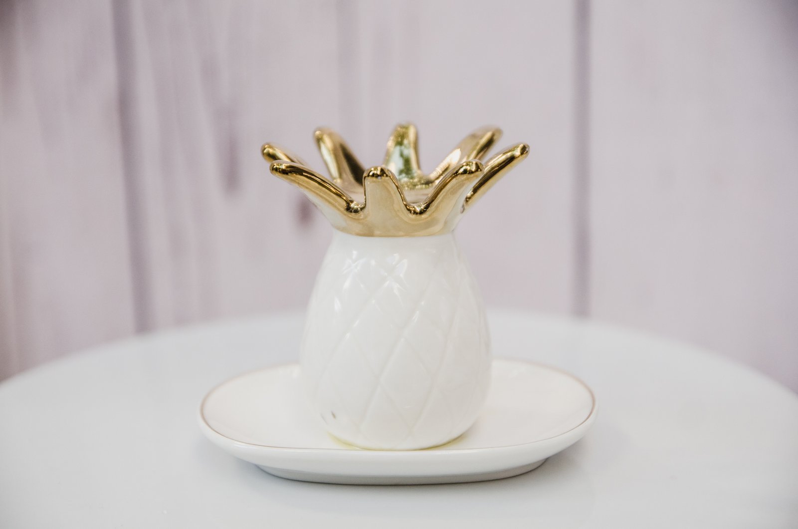 Piña Blanca Con Dorado En Salsera Ceramica