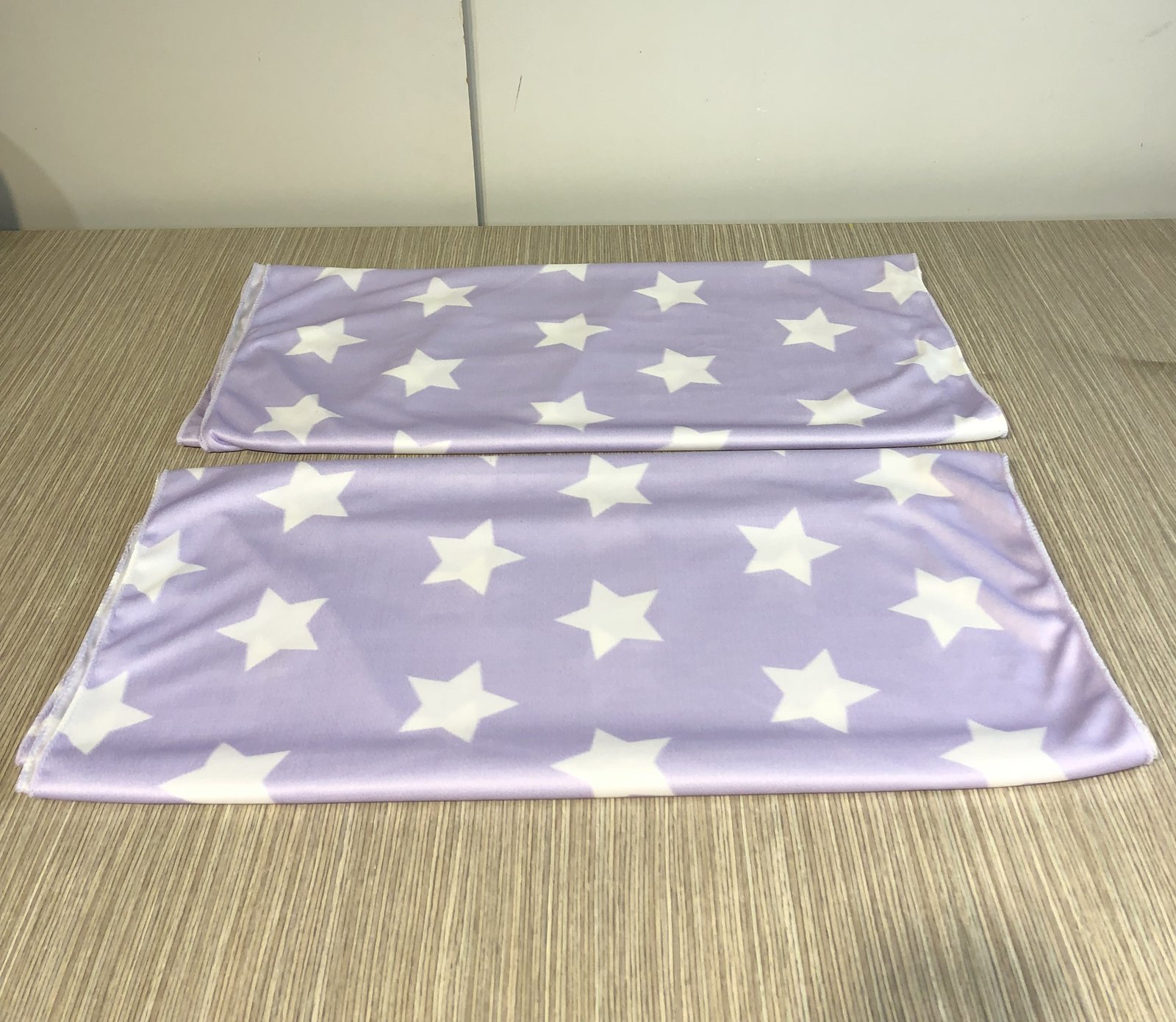 Mantel Lila Cuadrado Estrellas Blancas
