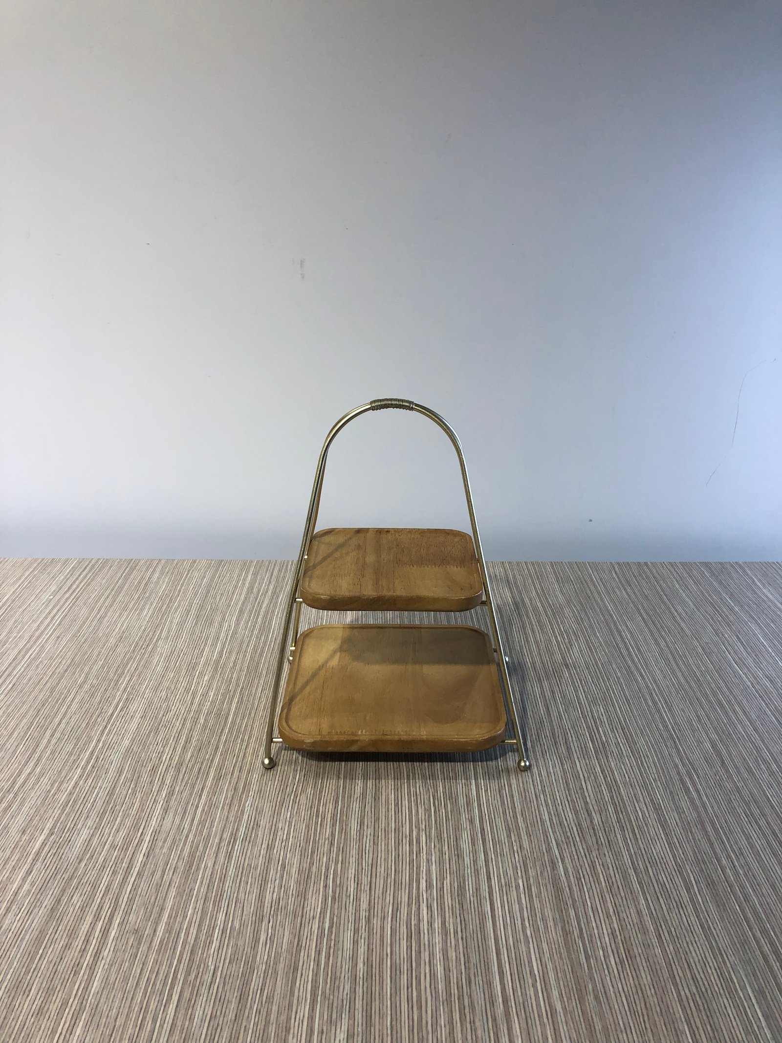 Porta Postres 2 Niveles Cuadrado Madera Borde Dorado